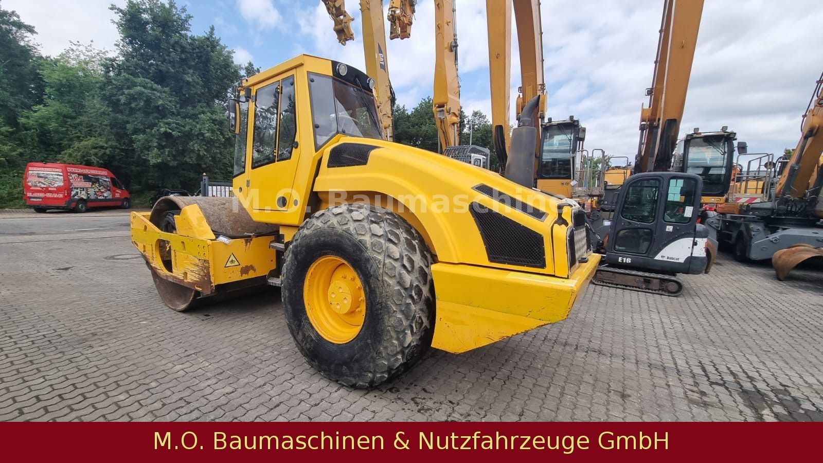 Fahrzeugabbildung BOMAG BW 213 DH-4 / Walzenzug / 14,9t