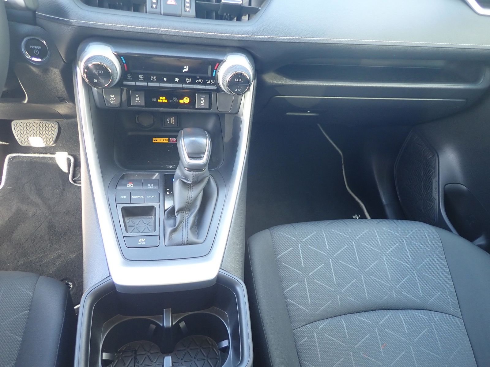 Fahrzeugabbildung Toyota RAV 4 2.5 Hybrid 4x2 Team Deutschland AHK
