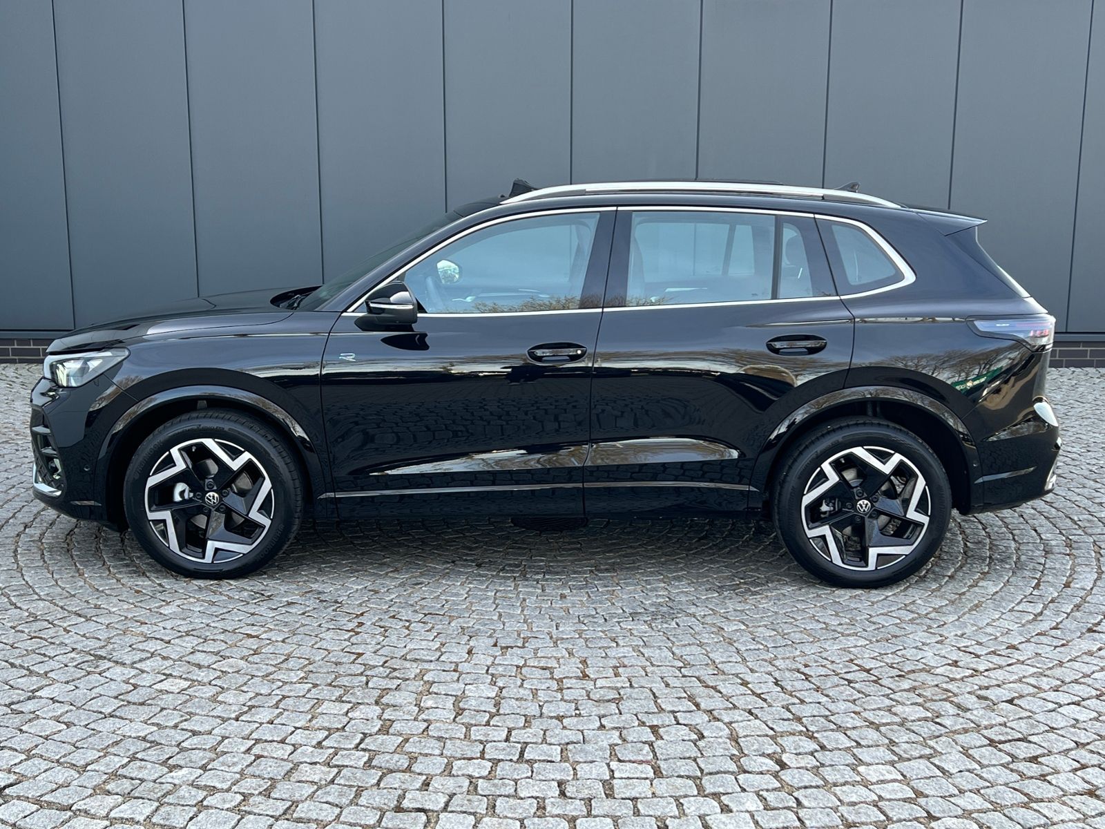 Fahrzeugabbildung Volkswagen Tiguan R-Line 1.5 eTSI DSG *AHK, ACC, IQ.Light,