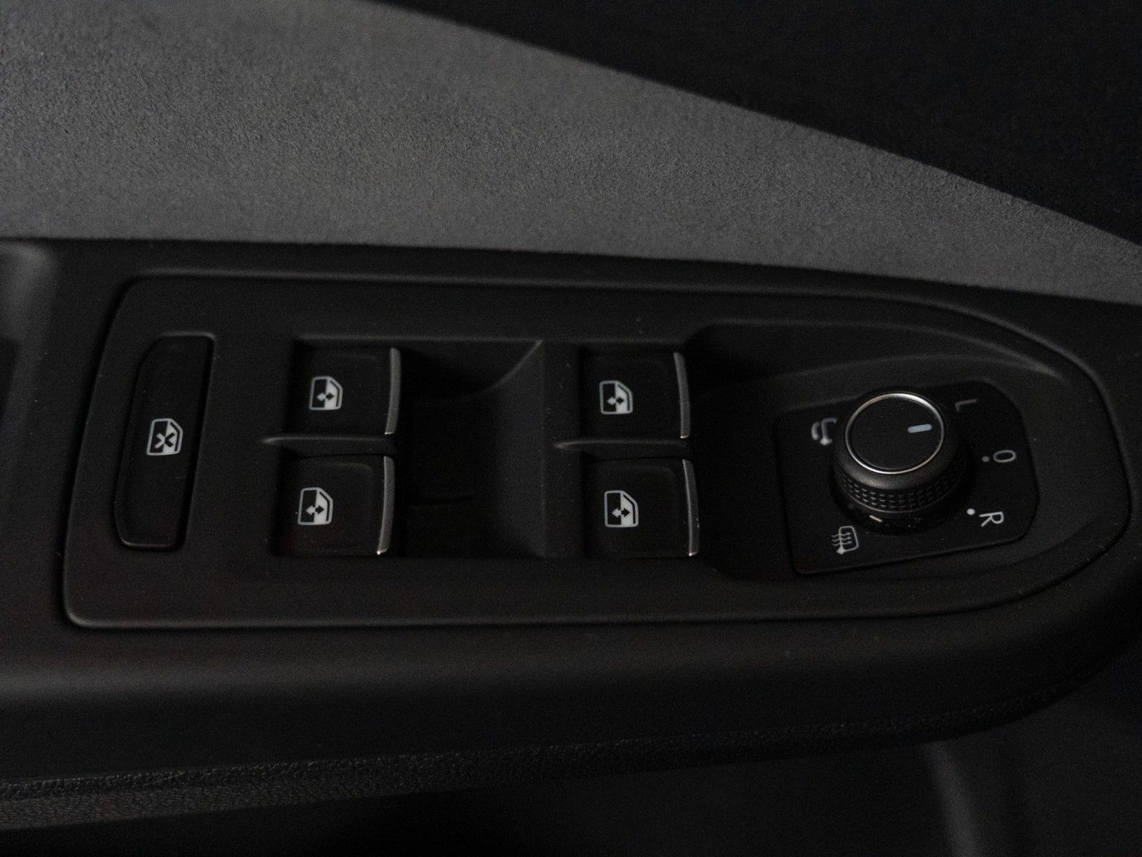 Fahrzeugabbildung Volkswagen Golf VIII Lim. R-Line eTSI AUTOM./STANDHZG./IQ-L