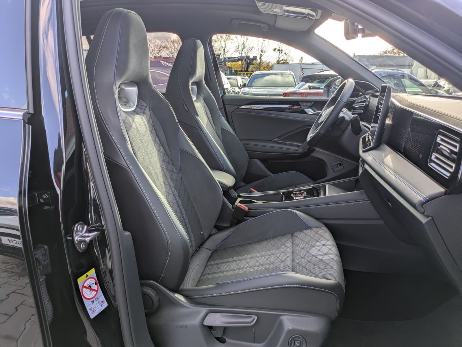 Fahrzeugabbildung Volkswagen Tiguan 2.0 TDI 4M R-Line PANO*H&K*AHK*MATRIX*20"