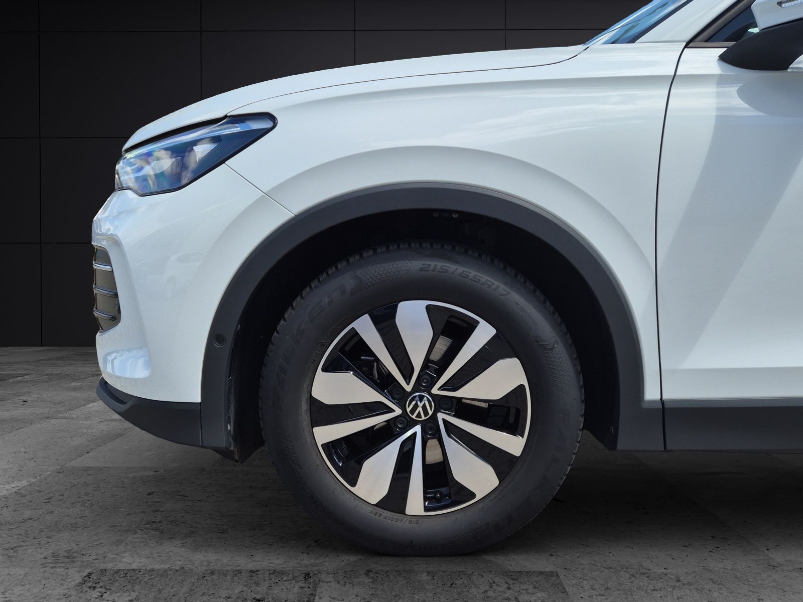 Fahrzeugabbildung Volkswagen Tiguan eTSI Life DSG LED AHK Navi AID ACC RFK SH