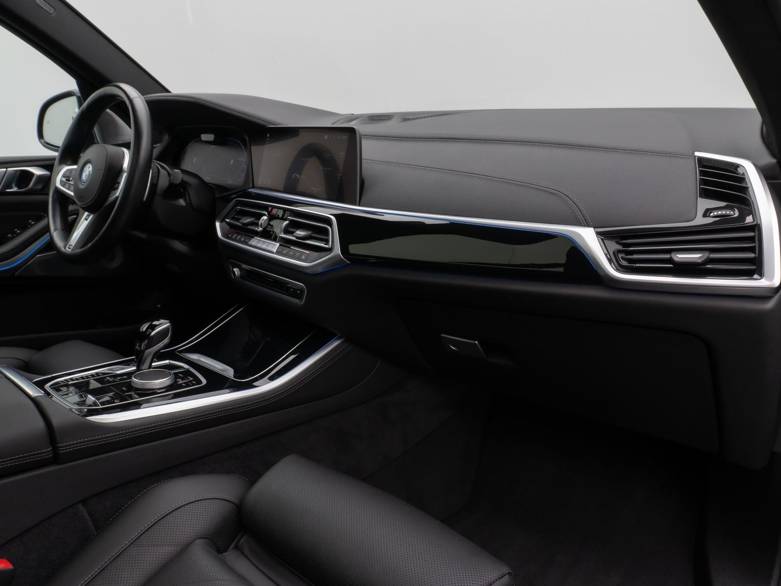 Fahrzeugabbildung BMW X5 xD45e M Sport Panorama Laser 360°HUD DAB B&W
