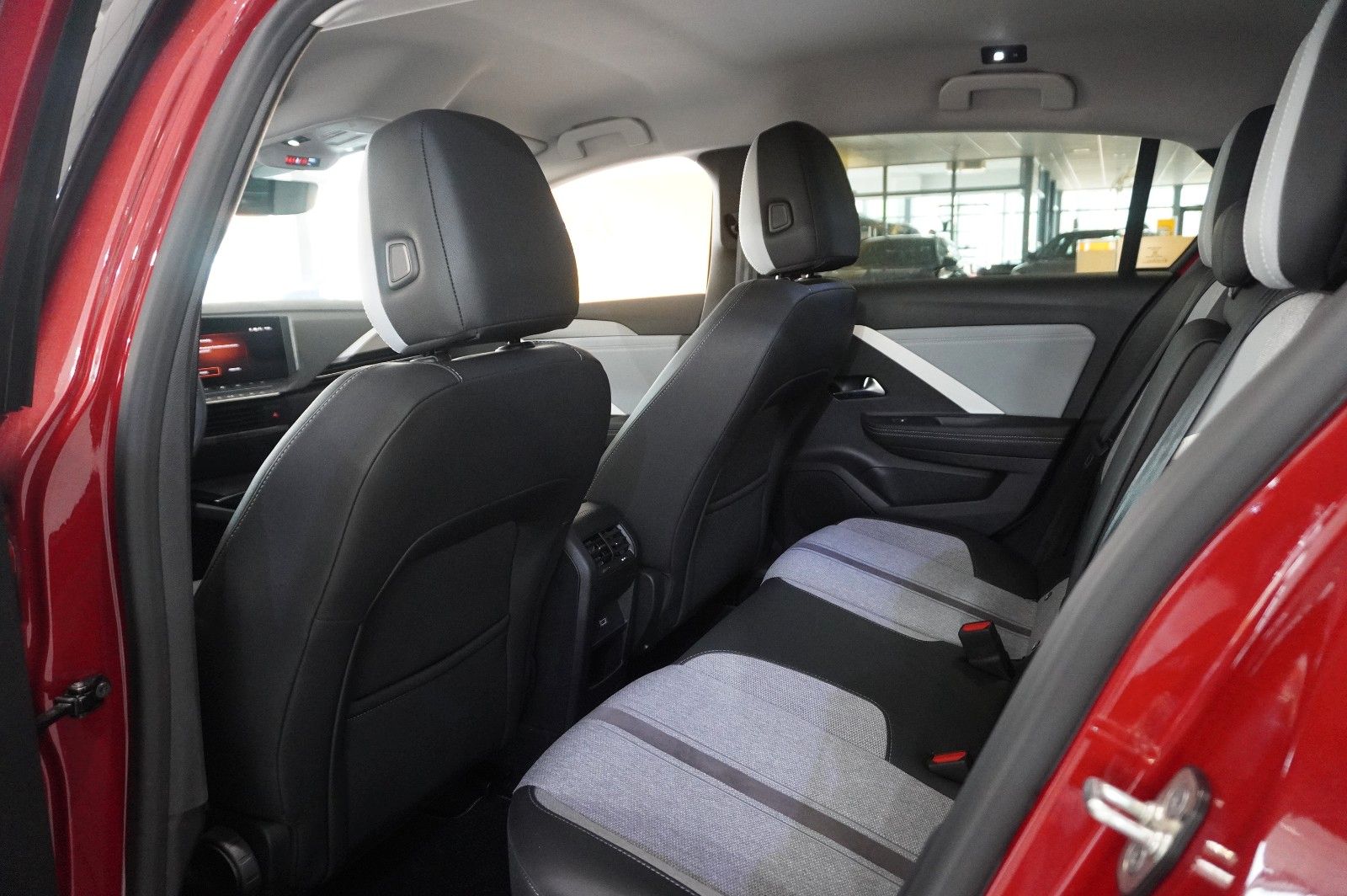 Fahrzeugabbildung Opel Astra L Lim. 1.6 HYBRID ELEGANCE NAVI/LED/KAMERA