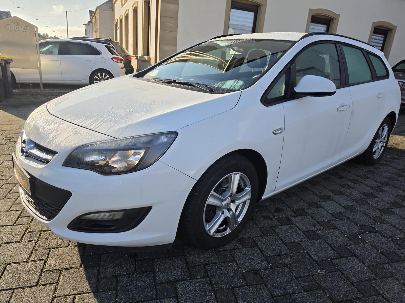 Opel Astra 2013 — rear view