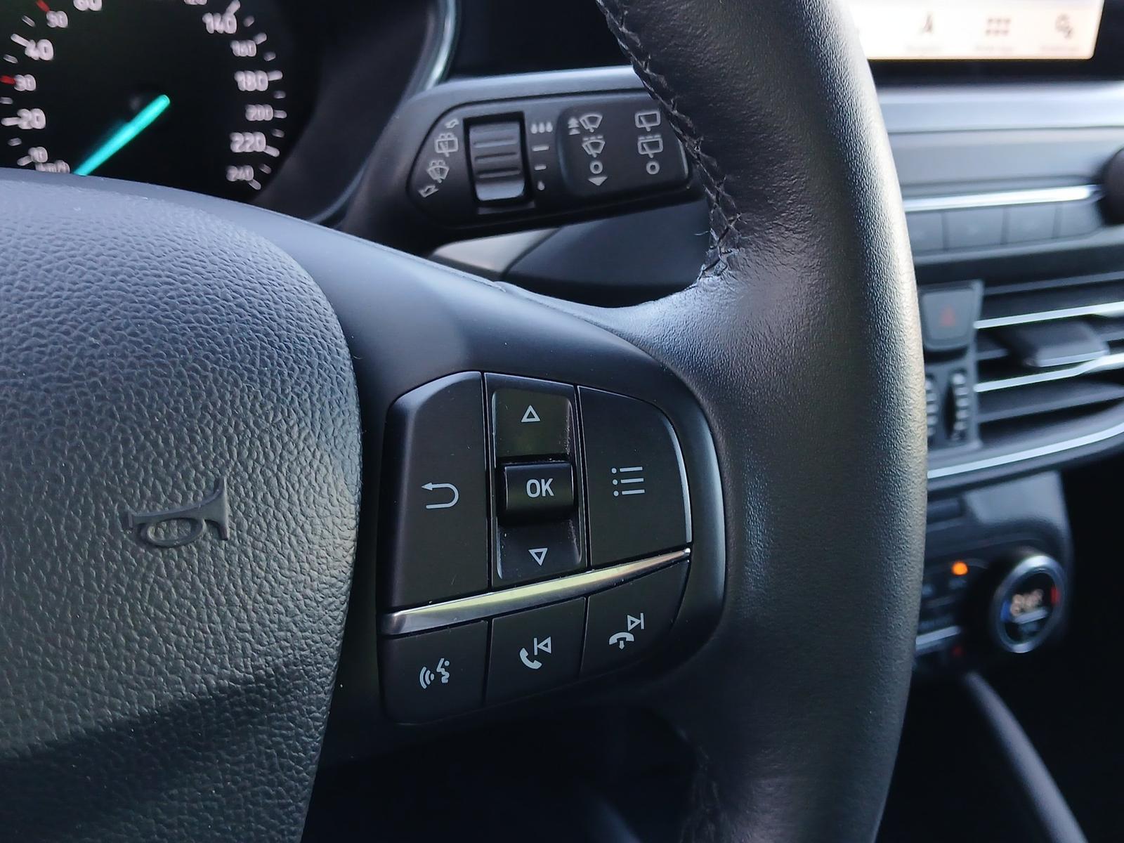 Ford Focus Titanium Turnier LED NAVI AHK KAMERA