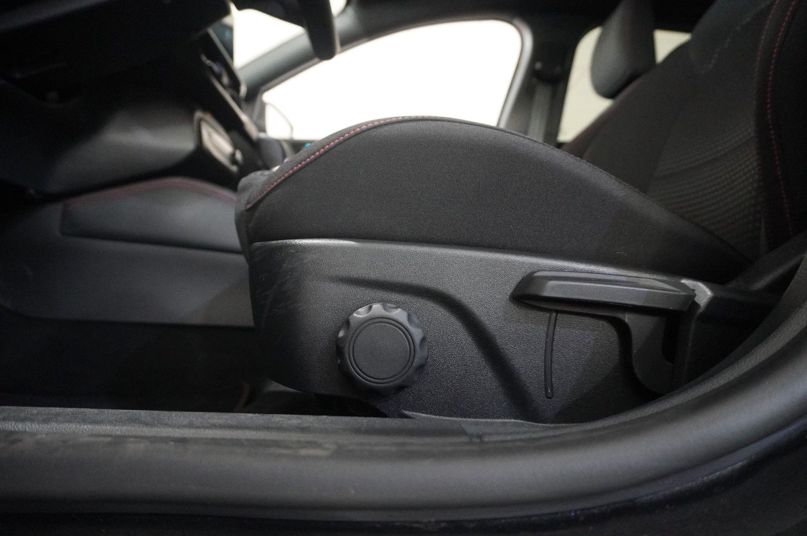 Fahrzeugabbildung Ford Focus Turnier 1.0 ST-LINE X NAVI/LED/KAMERA/DAB+