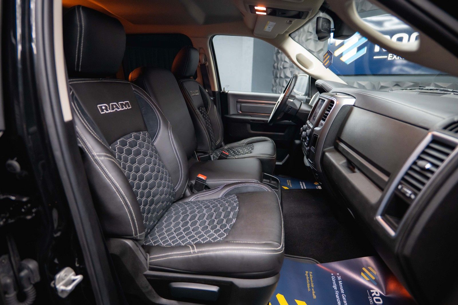 Fahrzeugabbildung Dodge RAM 3.6 V6 4x4 OFFROAD BLACK EDITION *LED*6Sitze