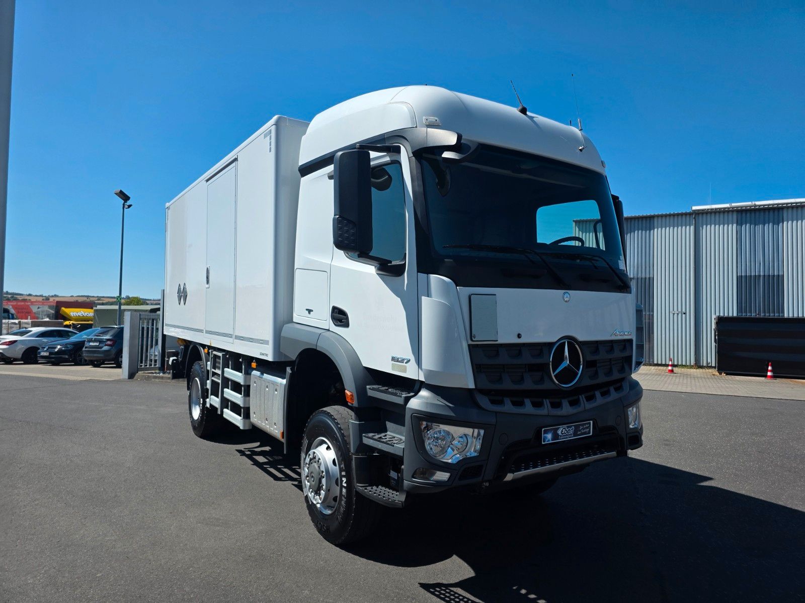 Fahrzeugabbildung Mercedes-Benz Arocs 1827 A 4x4 LBW Tür+Treppe Schalter