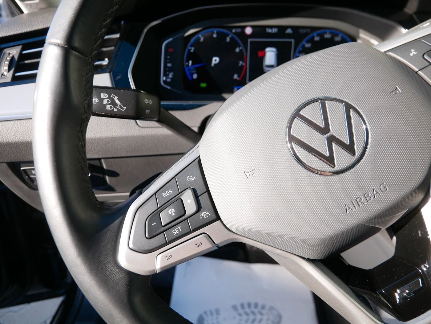 Fahrzeugabbildung Volkswagen Passat Variant 1.5 R-Line DSG AHK Kamera ACC LED