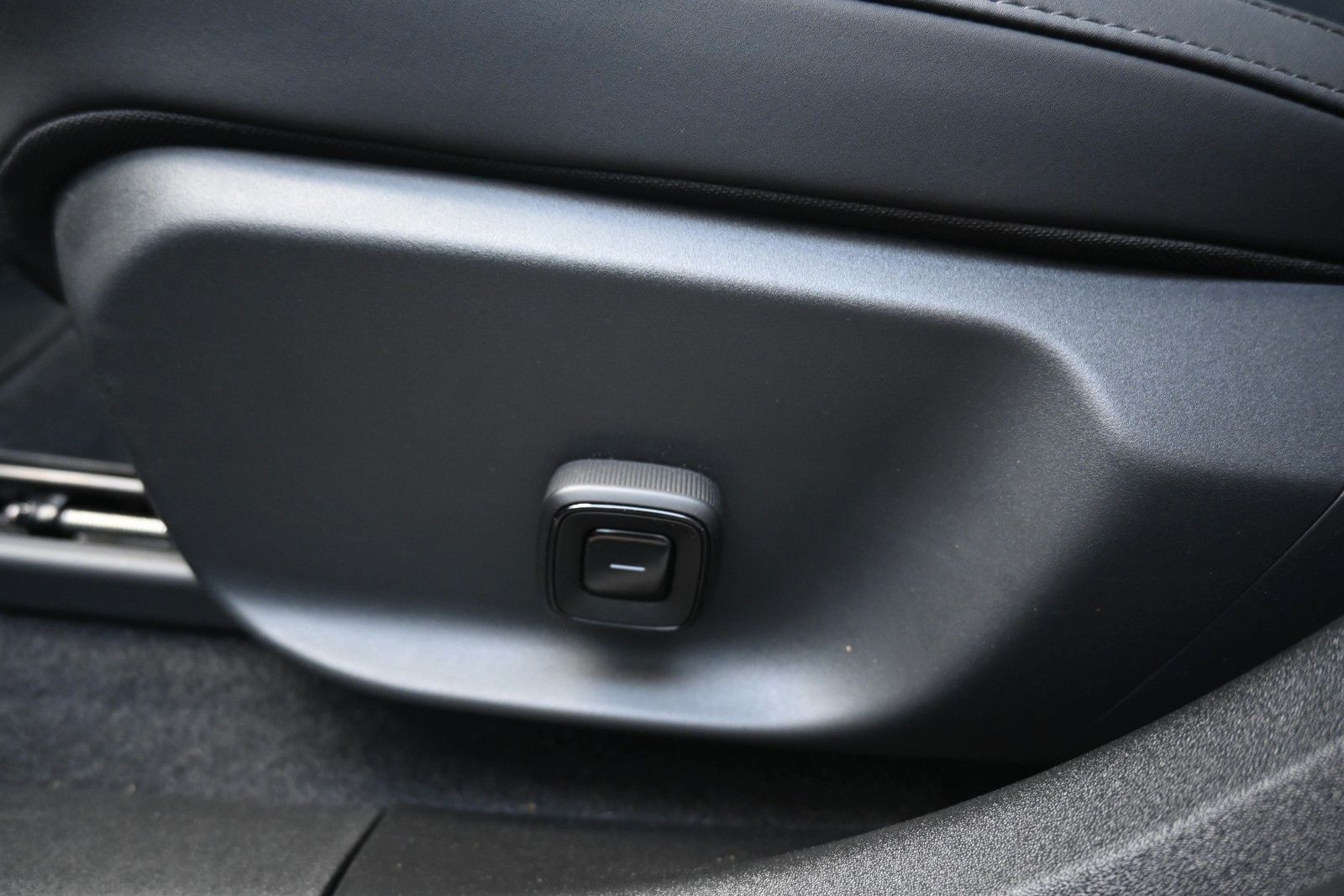 Fahrzeugabbildung Volvo EX30 Single Motor Extended Range Black Edt Ultra