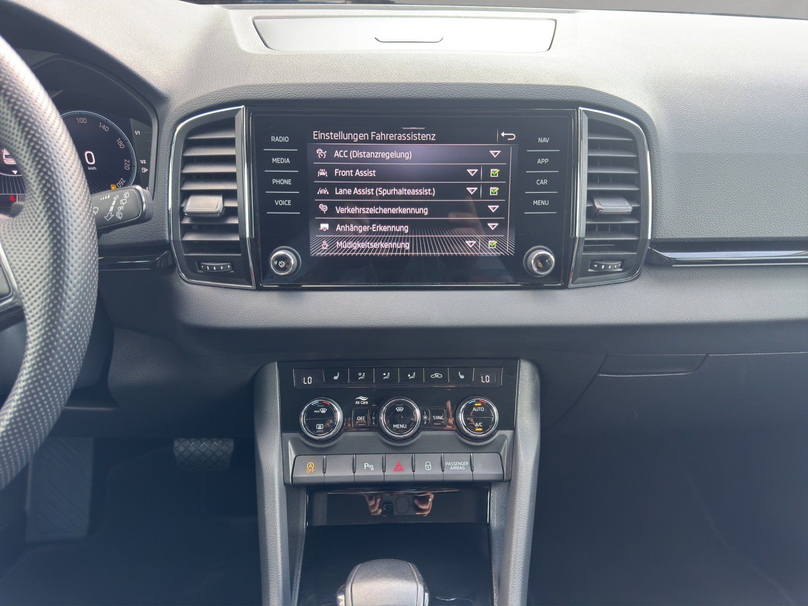 Fahrzeugabbildung SKODA Karoq 1.5 TSI DSG Style/AHK/KAMERA/ACC/LED/VIRT.