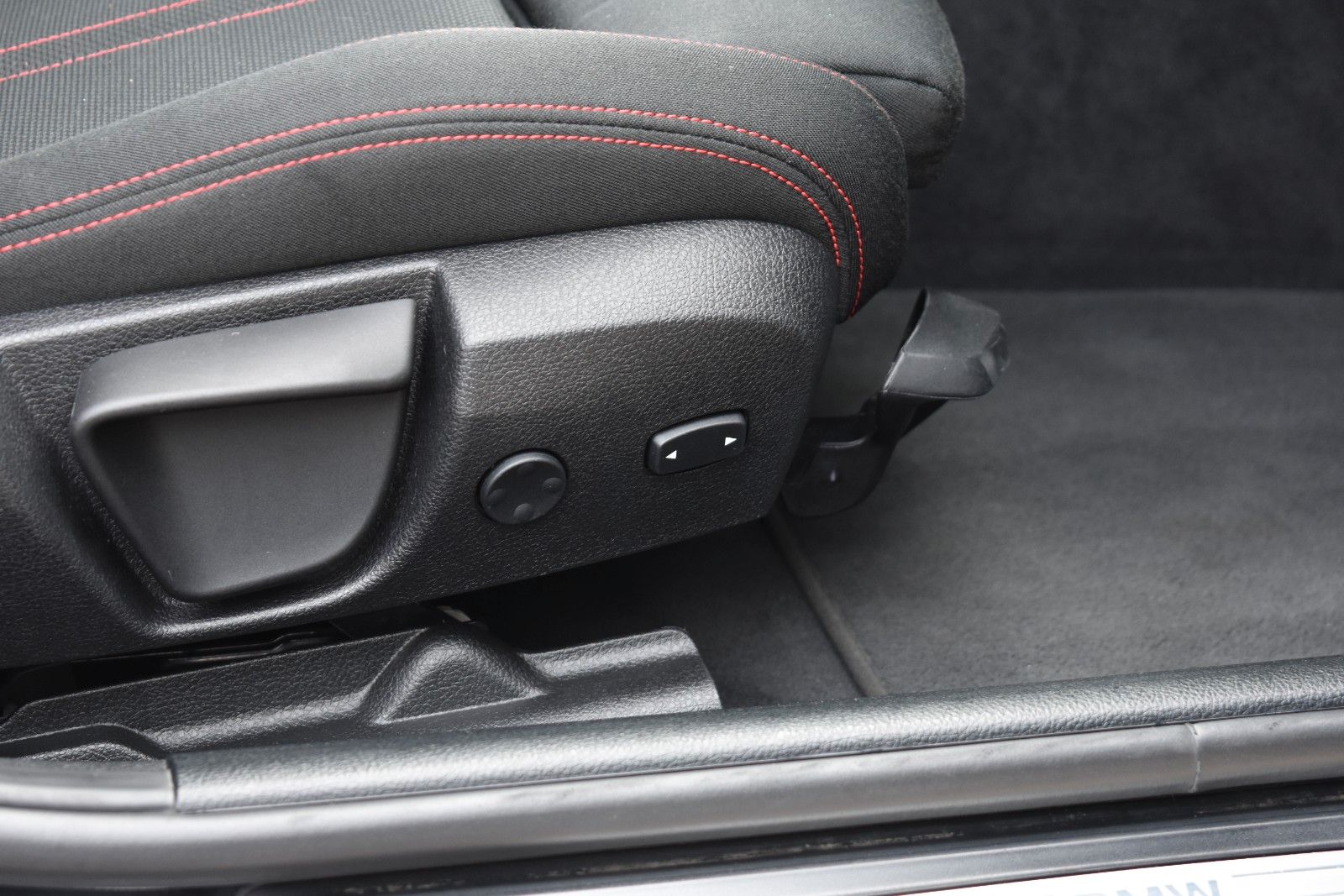 Fahrzeugabbildung BMW 320i Touring Sport Line Sportautom.AHK LED Pano