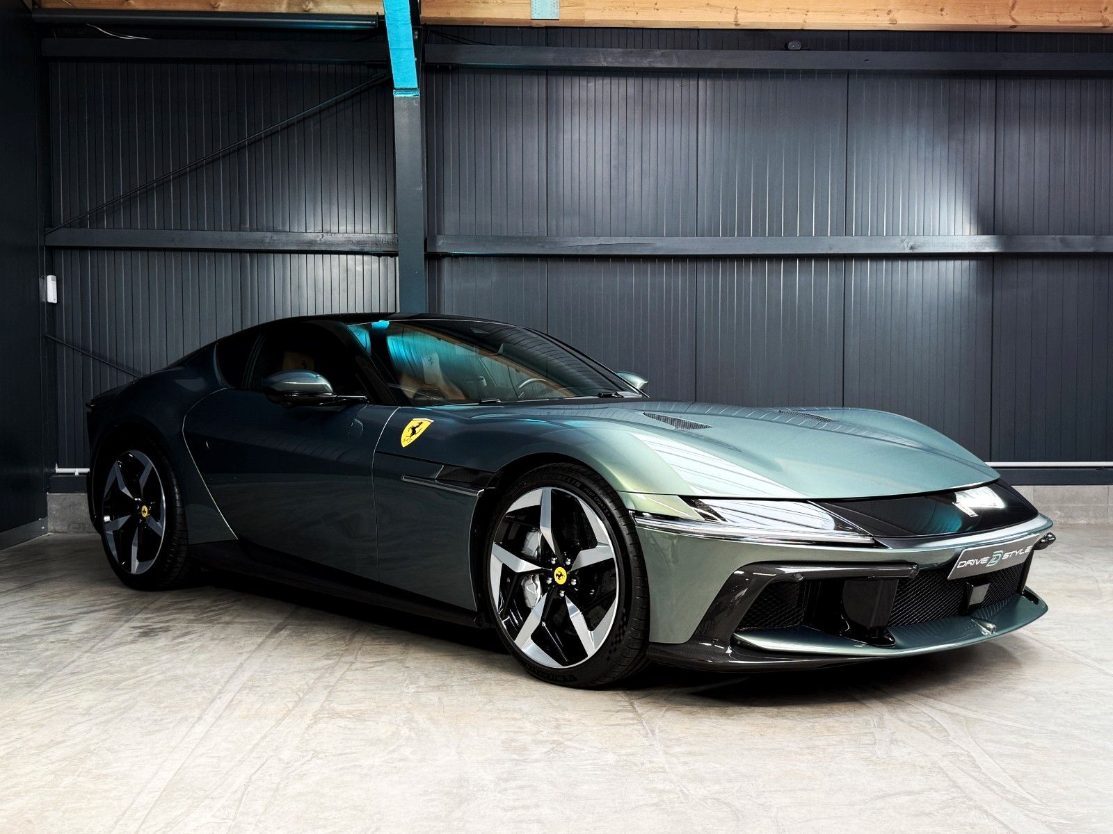 Fahrzeugabbildung Ferrari 12Cilindri + Cabon + Lift + Verde Minerale Metal