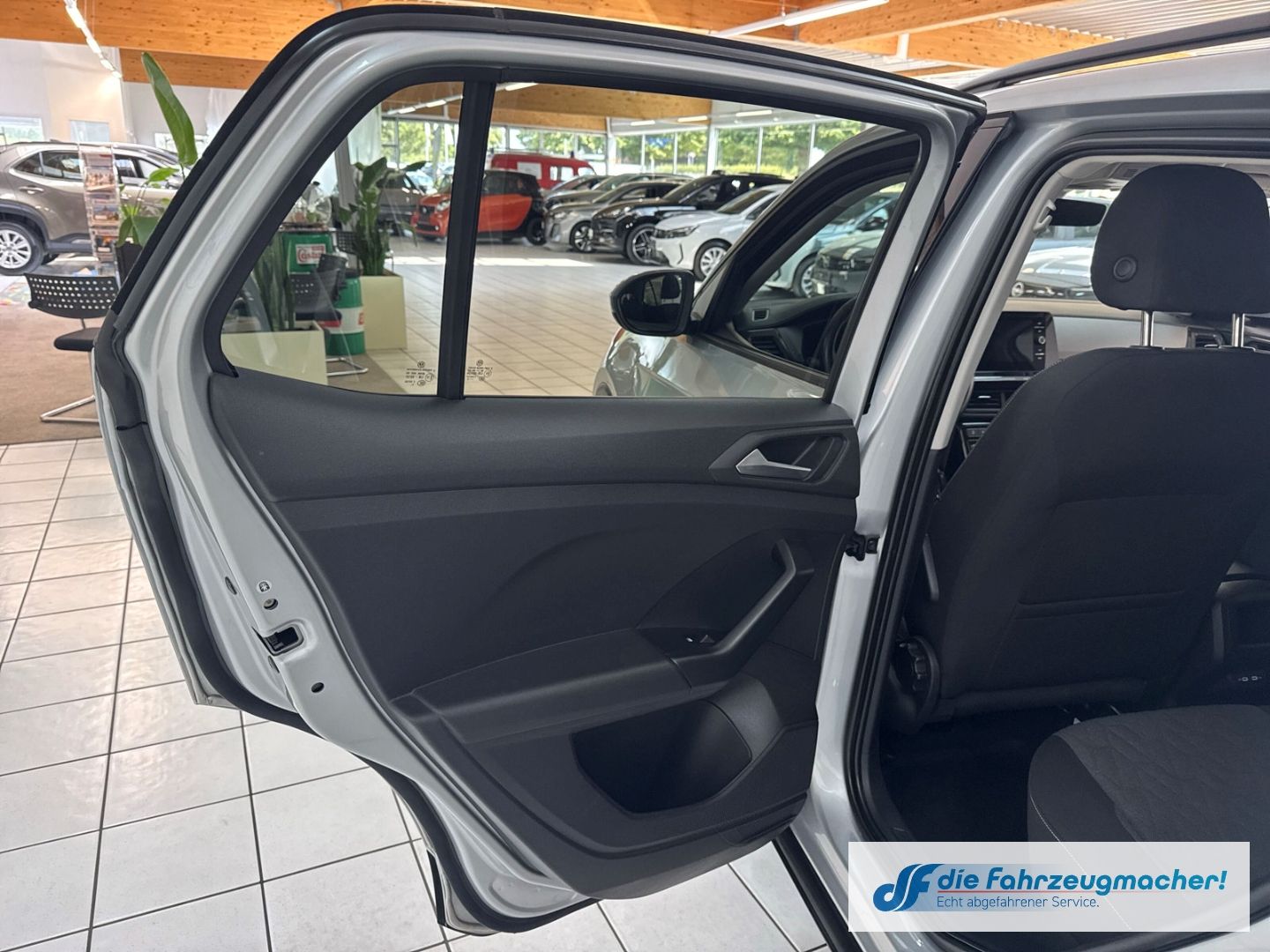 Fahrzeugabbildung Volkswagen T-Cross 1.0 TSI 85 kW Life Digitales Cockpit LED