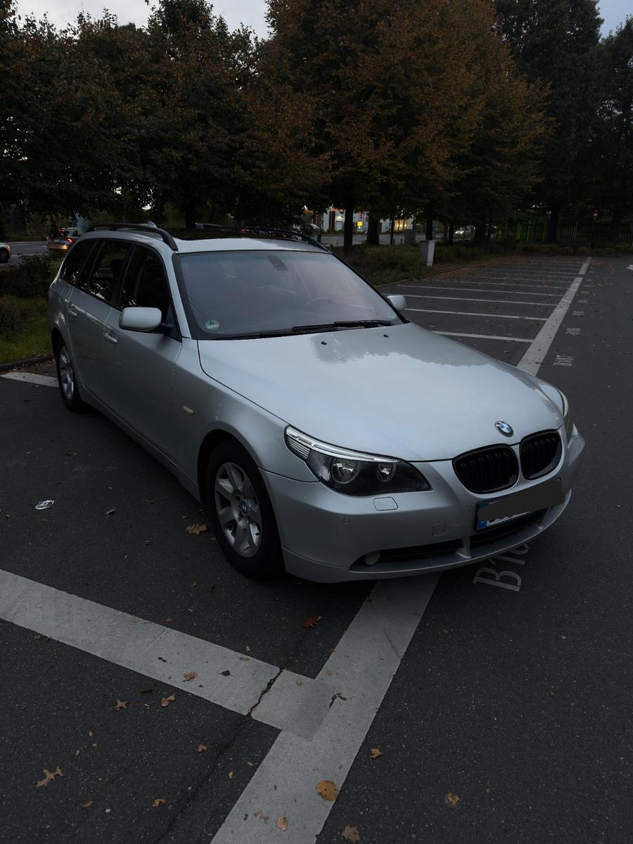 BMW 530 2004 — вигляд ззаду