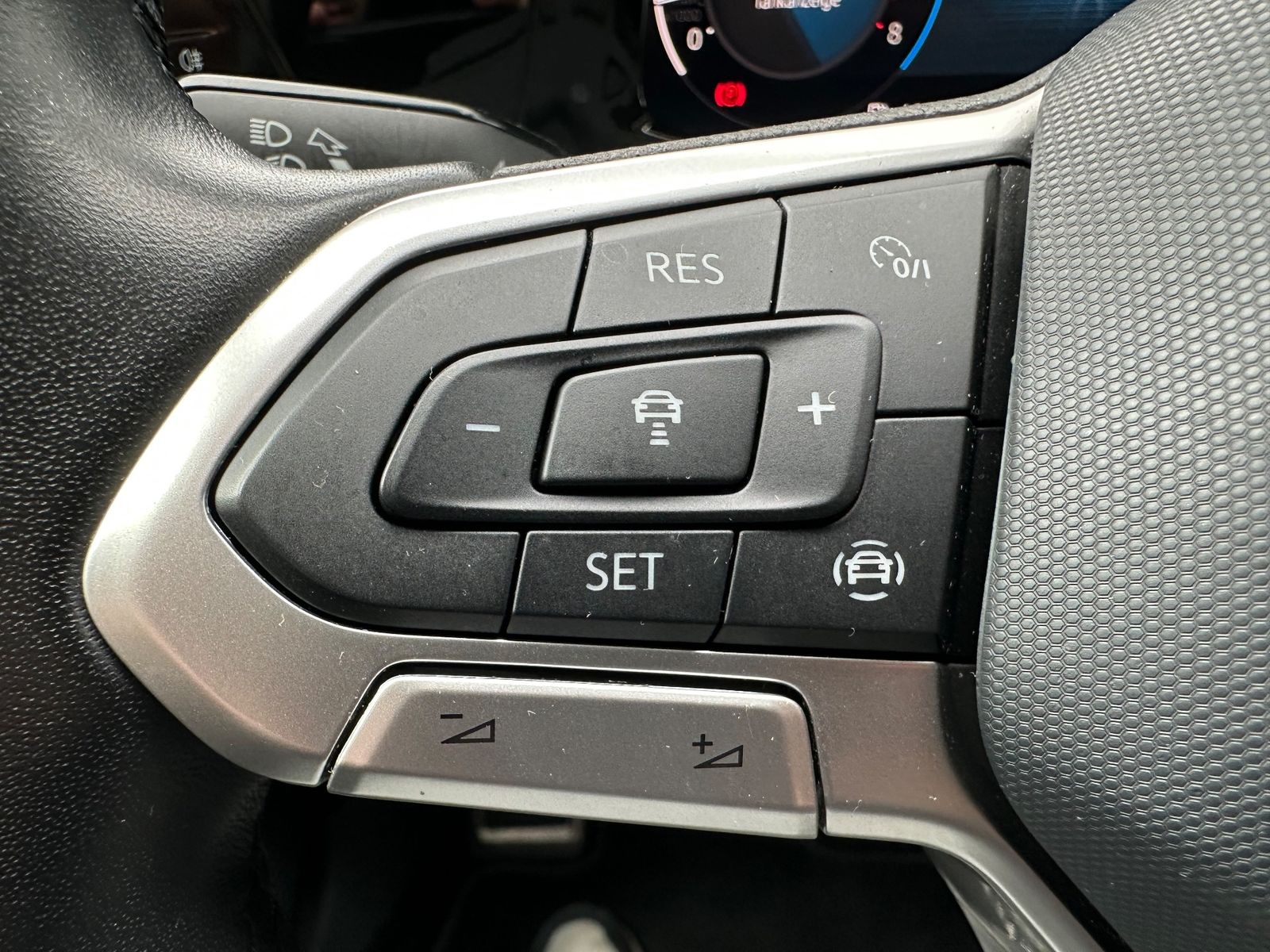 Fahrzeugabbildung Volkswagen Golf 1.5 TSI DSG MOVE NAV+LED+GJR+ACC+SHZ+1HD