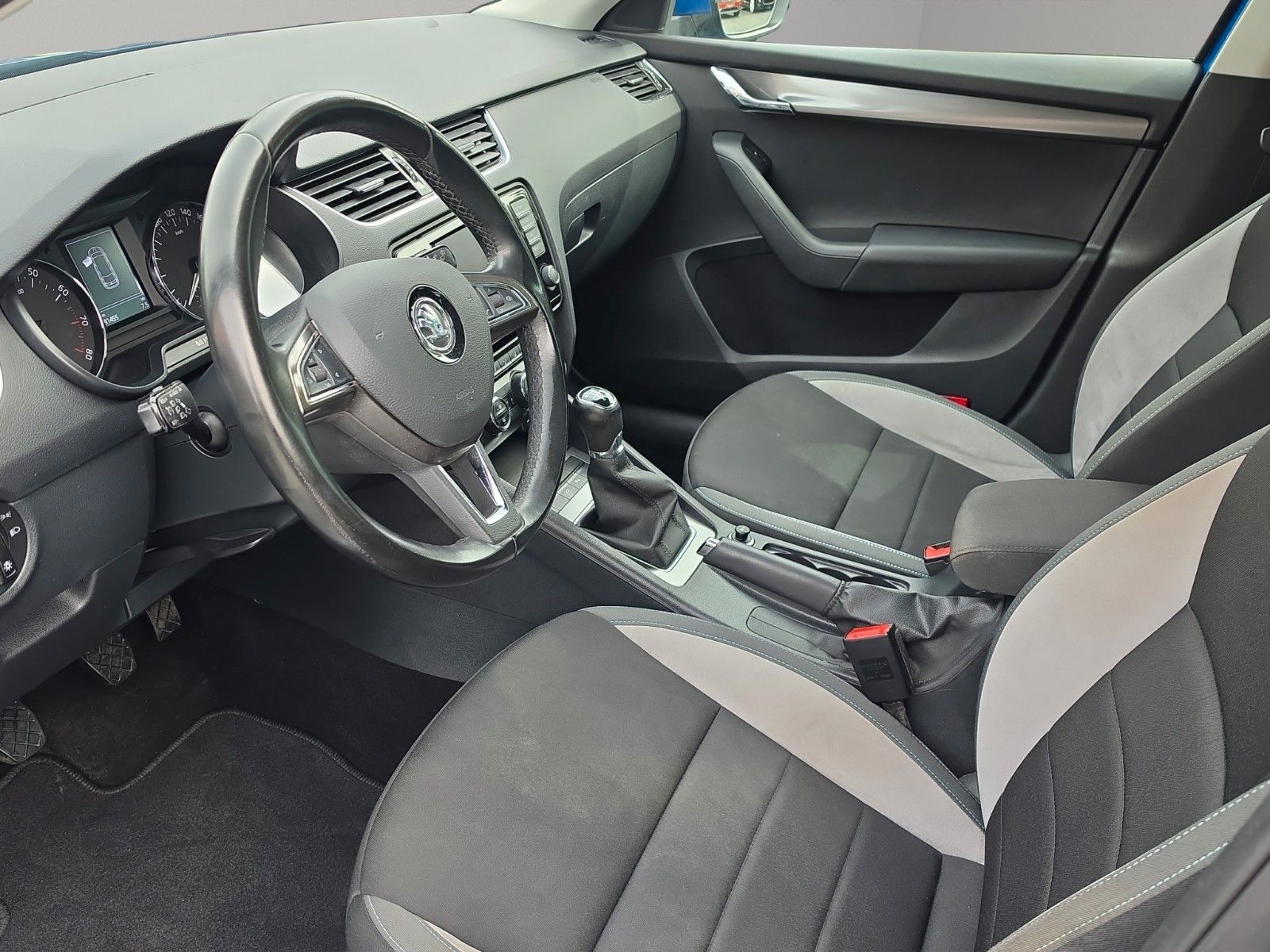 Fahrzeugabbildung SKODA Octavia Combi Ambition Apple CarPlay und Android