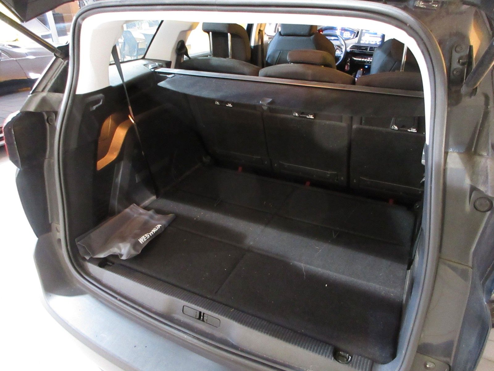 Fahrzeugabbildung Peugeot 5008 Active 1.2T NAVI/PDC/LED/AHK/TEMPO