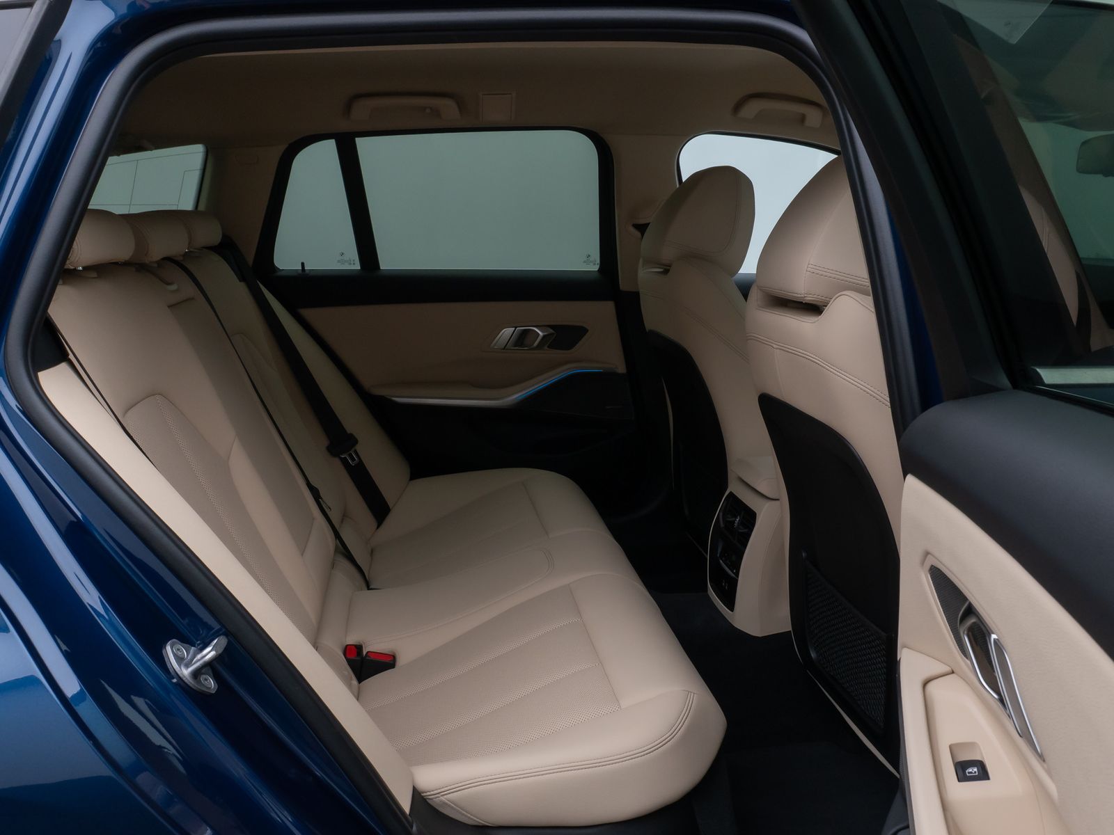 Fahrzeugabbildung BMW 320i Kamera HUD DAB H/K ACC Komfort Alarm Sport