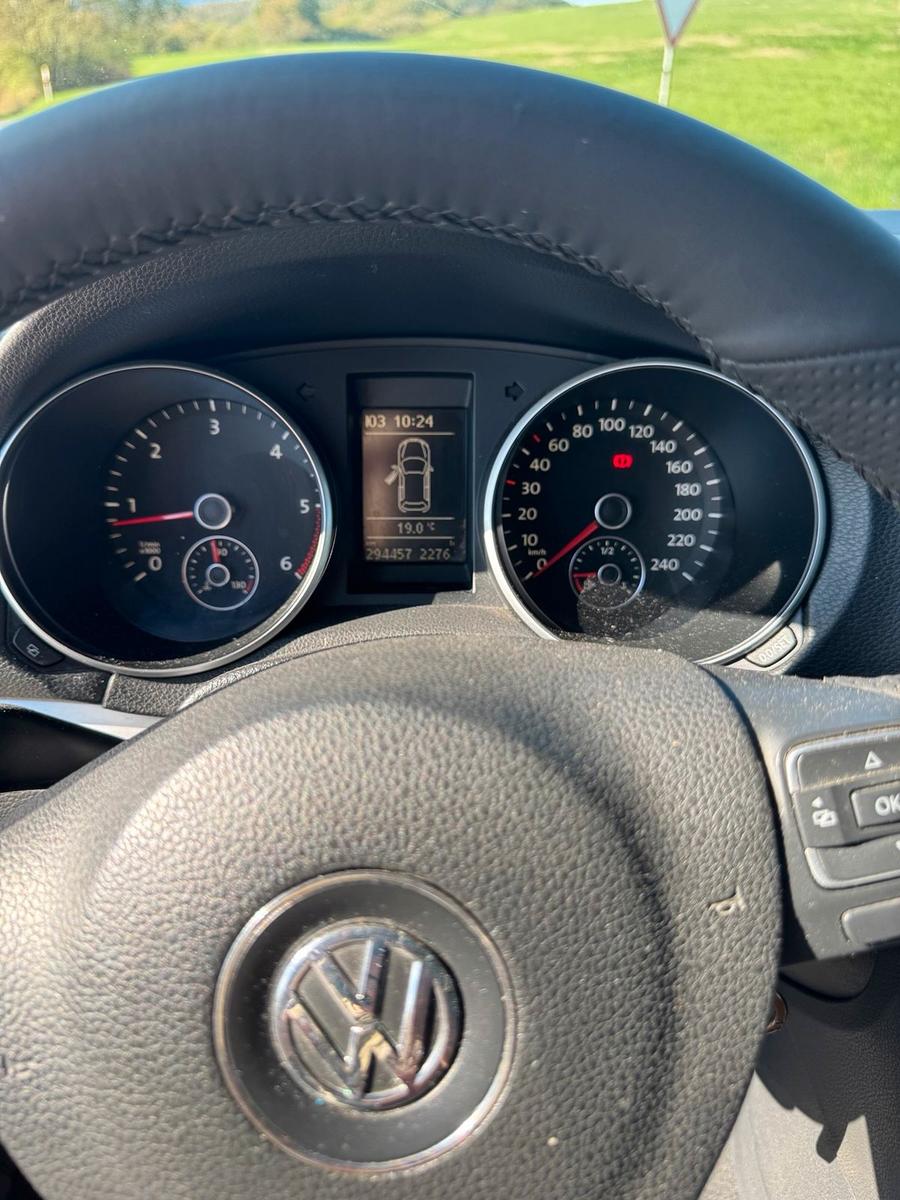 Volkswagen Golf 2011 — engine 105 HP (77kW)