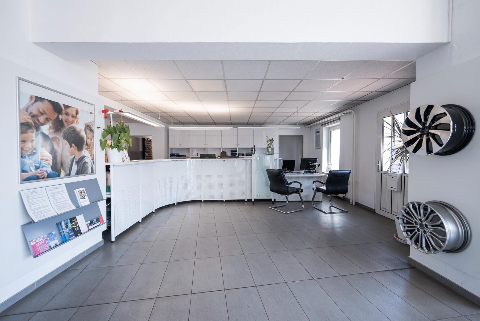 showroom-image-top