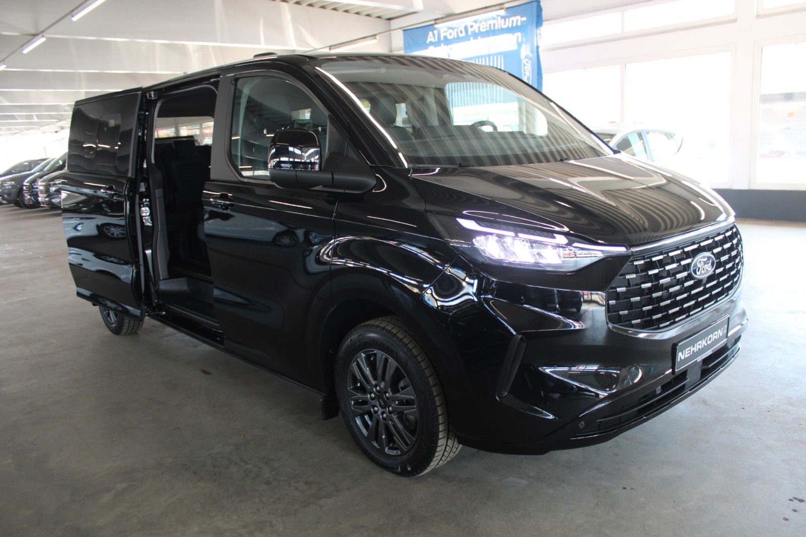Fahrzeugabbildung Ford Tourneo Custom L2 Titanium LED AHK ACC WinterPak