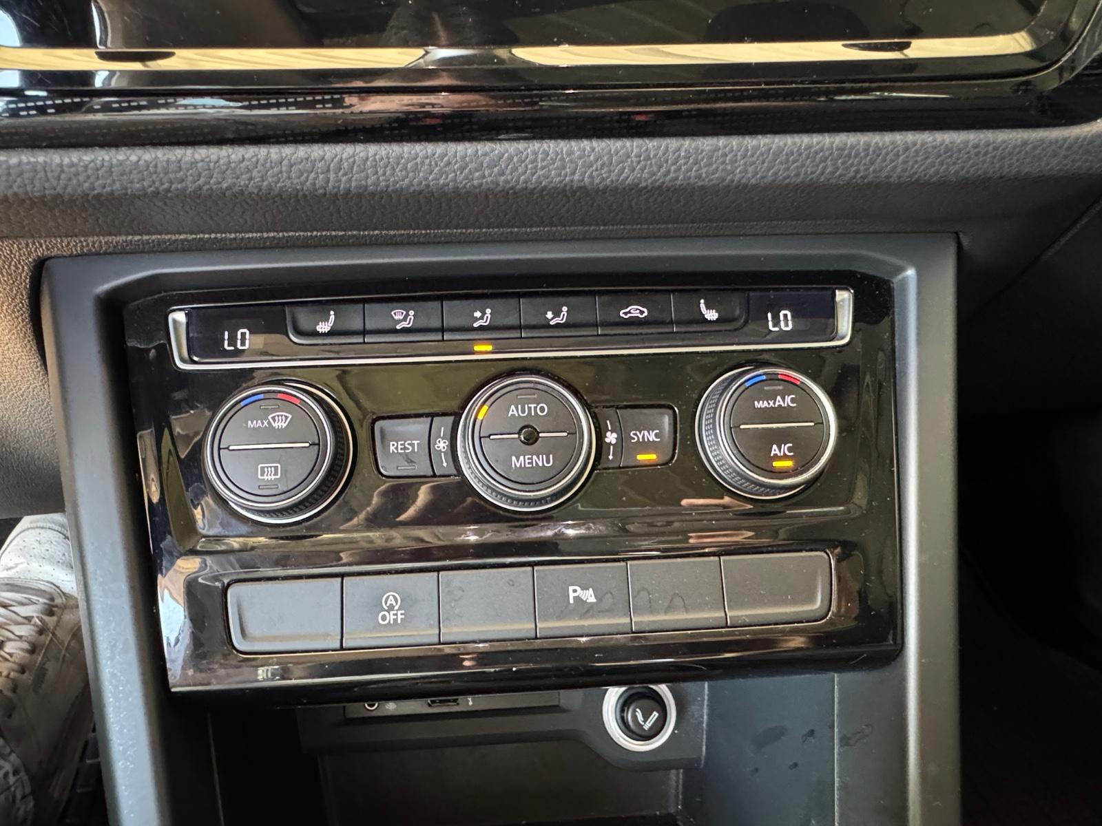 Volkswagen Touran*Navi*PDC*AHK*LED*1. Hd*Scheckheft*