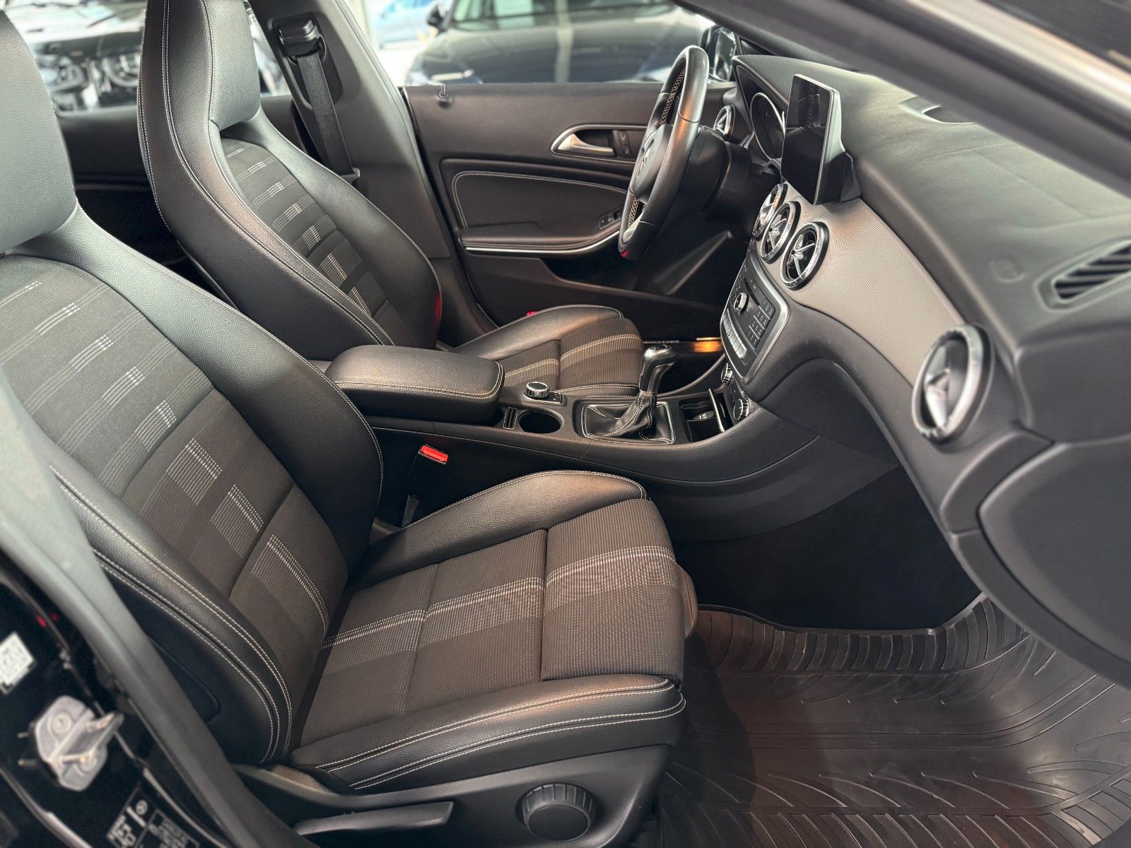Fahrzeugabbildung Mercedes-Benz CLA 180 Shooting Brake Urban "LED + Business-P."