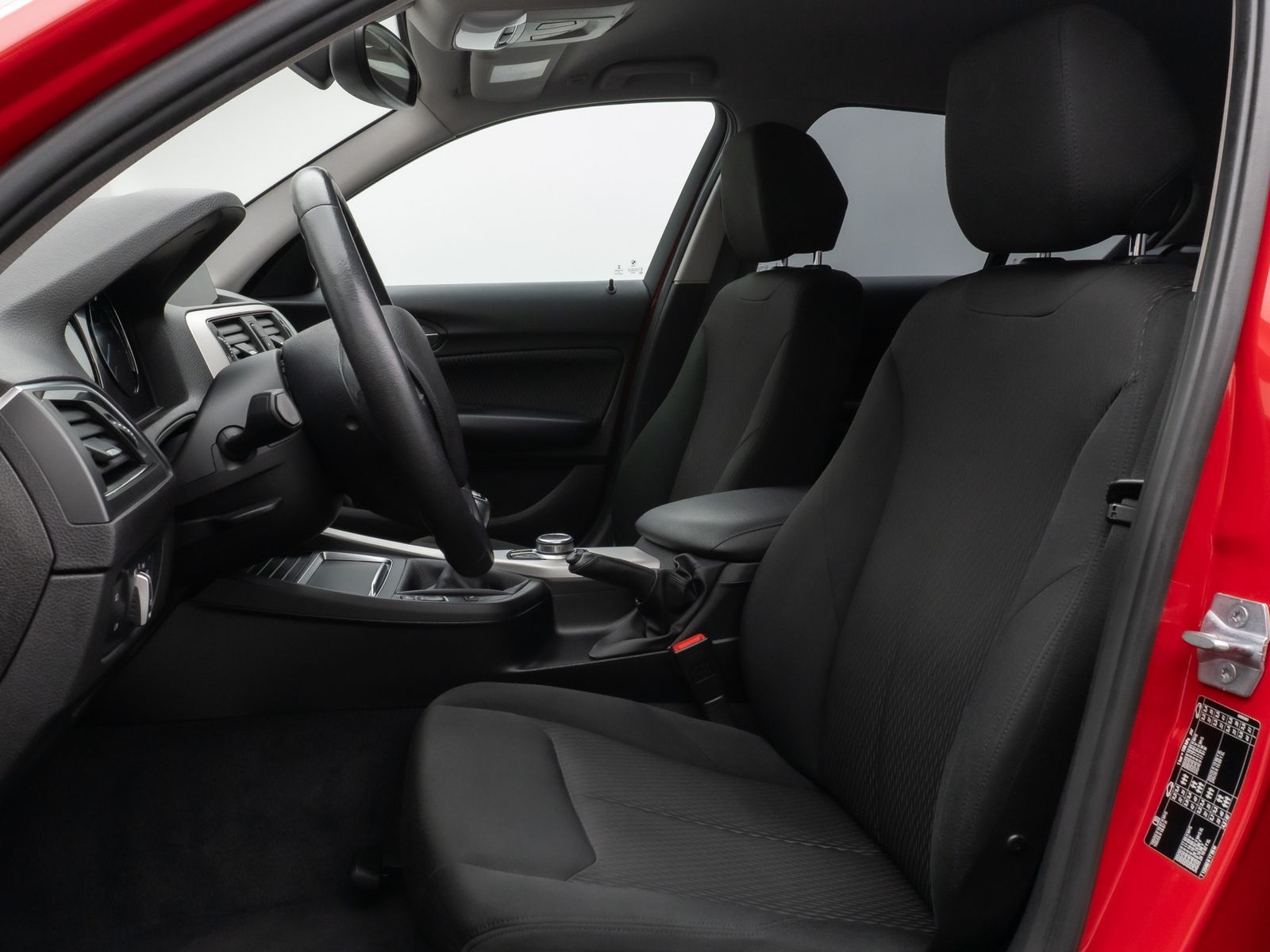 Fahrzeugabbildung BMW 118i Navi WLAN PDC Lordos LED Geschwindigkeitsr