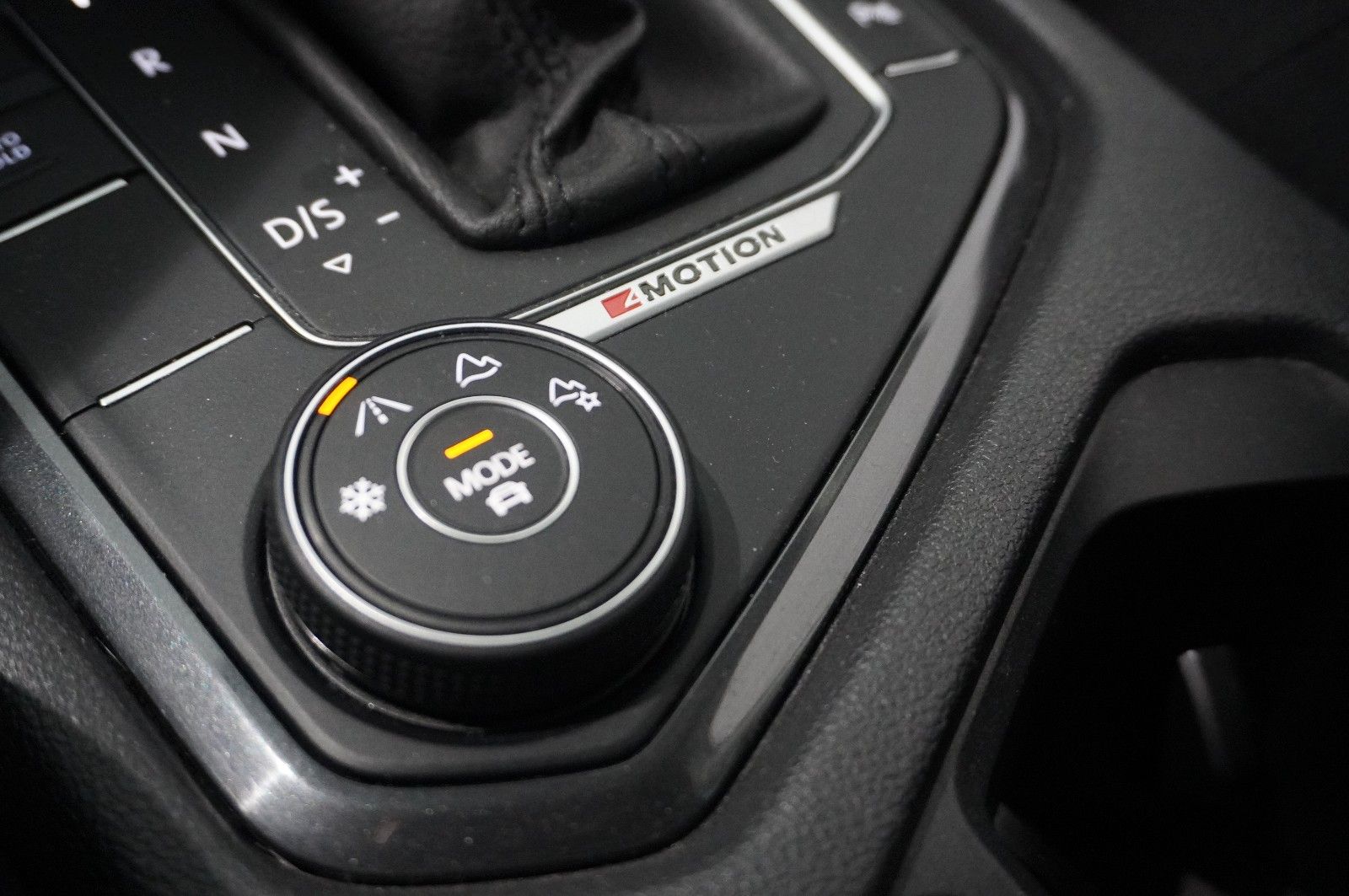 Fahrzeugabbildung Volkswagen Tiguan 2.0 TSI UNITED 4M DSG NAVI/LED/ACC/SH/AHK