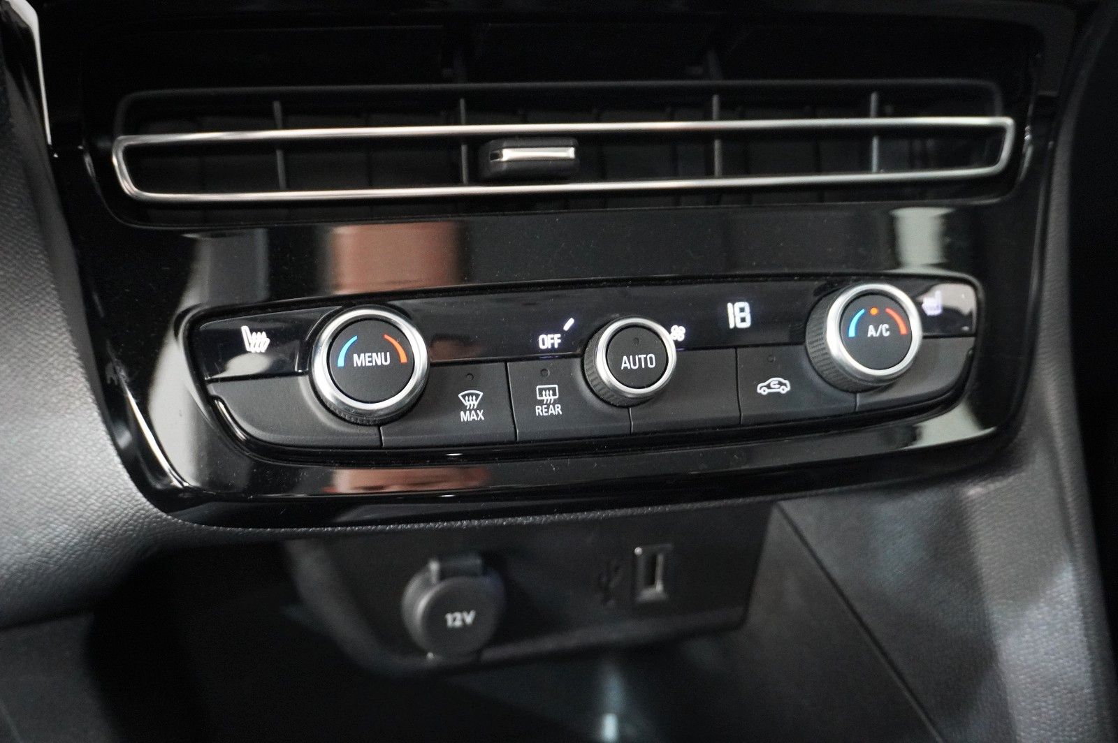 Fahrzeugabbildung Opel Mokka ELEGANCE 1.2T NAVI/LED/KAMERA/SPORT/SH/DAB