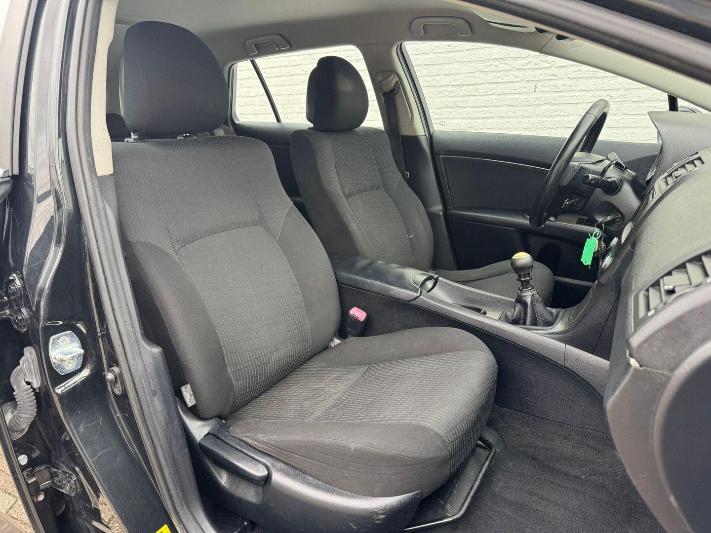Toyota Avensis 2010 — photo 20