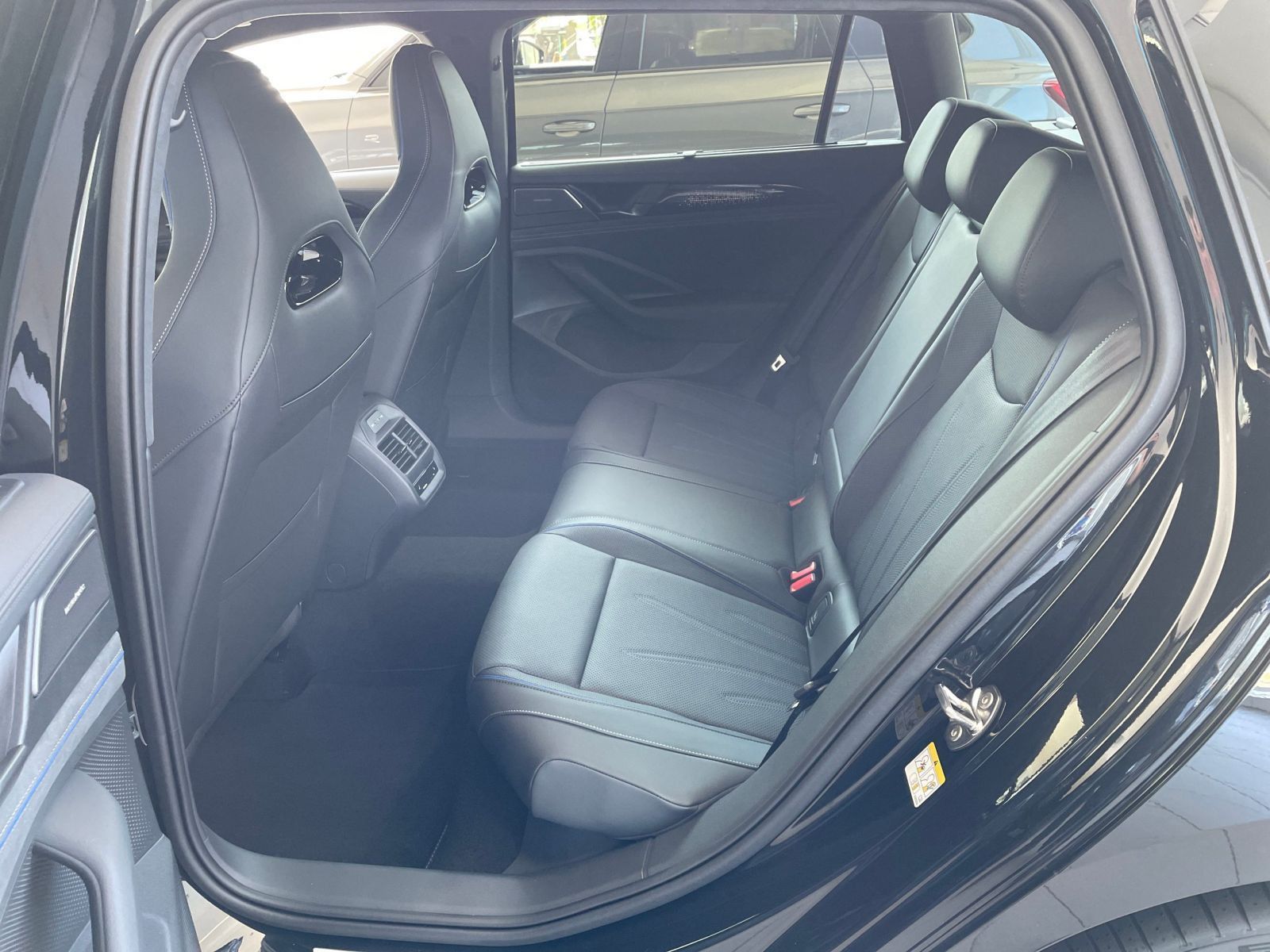 Volkswagen Passat R-Line 1.5 TSI eHybrid Signature ACC AHK foto 12