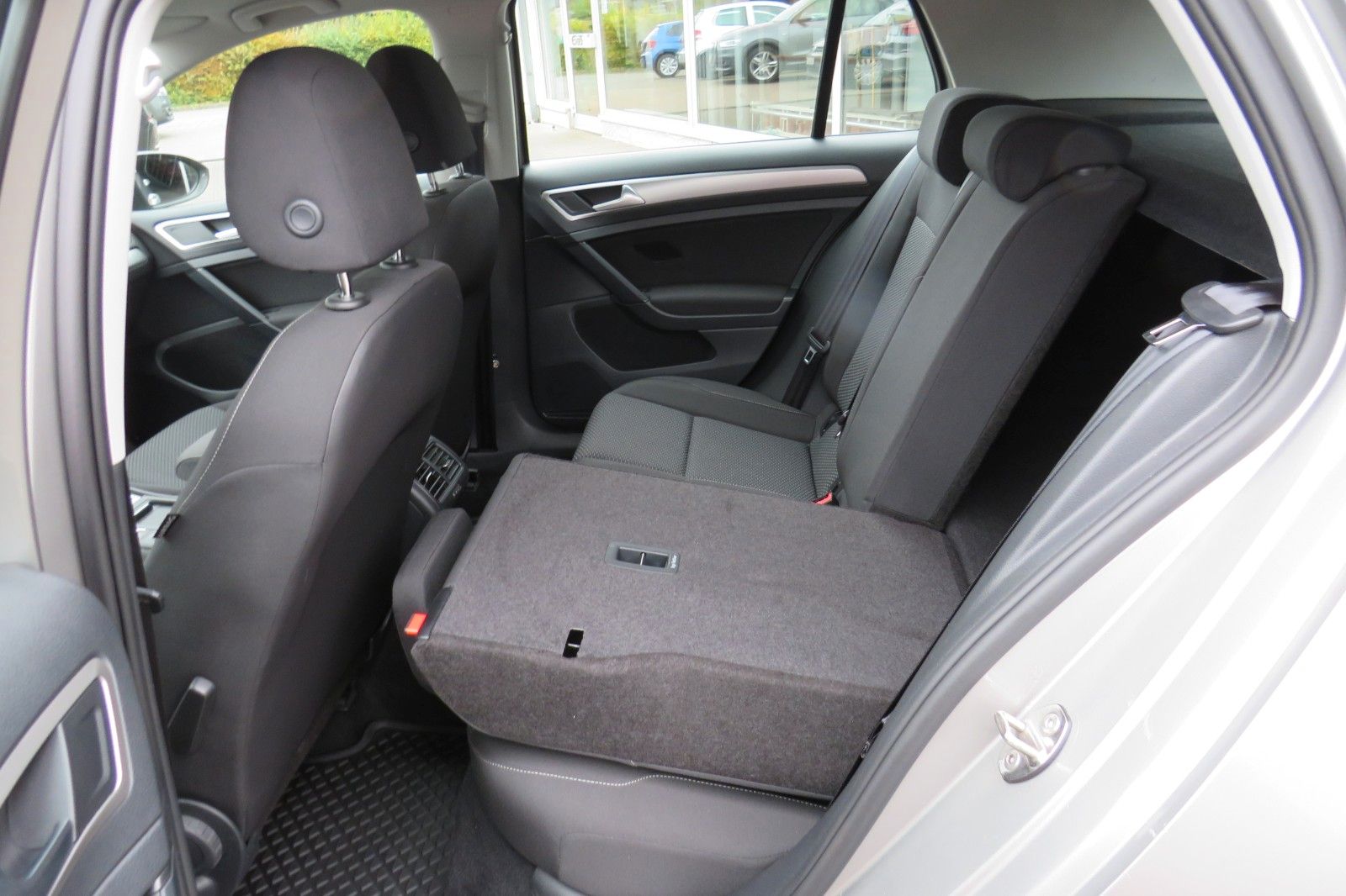 Fahrzeugabbildung Volkswagen Golf VII LIM. SITZH. TELVOR 8-FACH 4T. PDC 1.HD