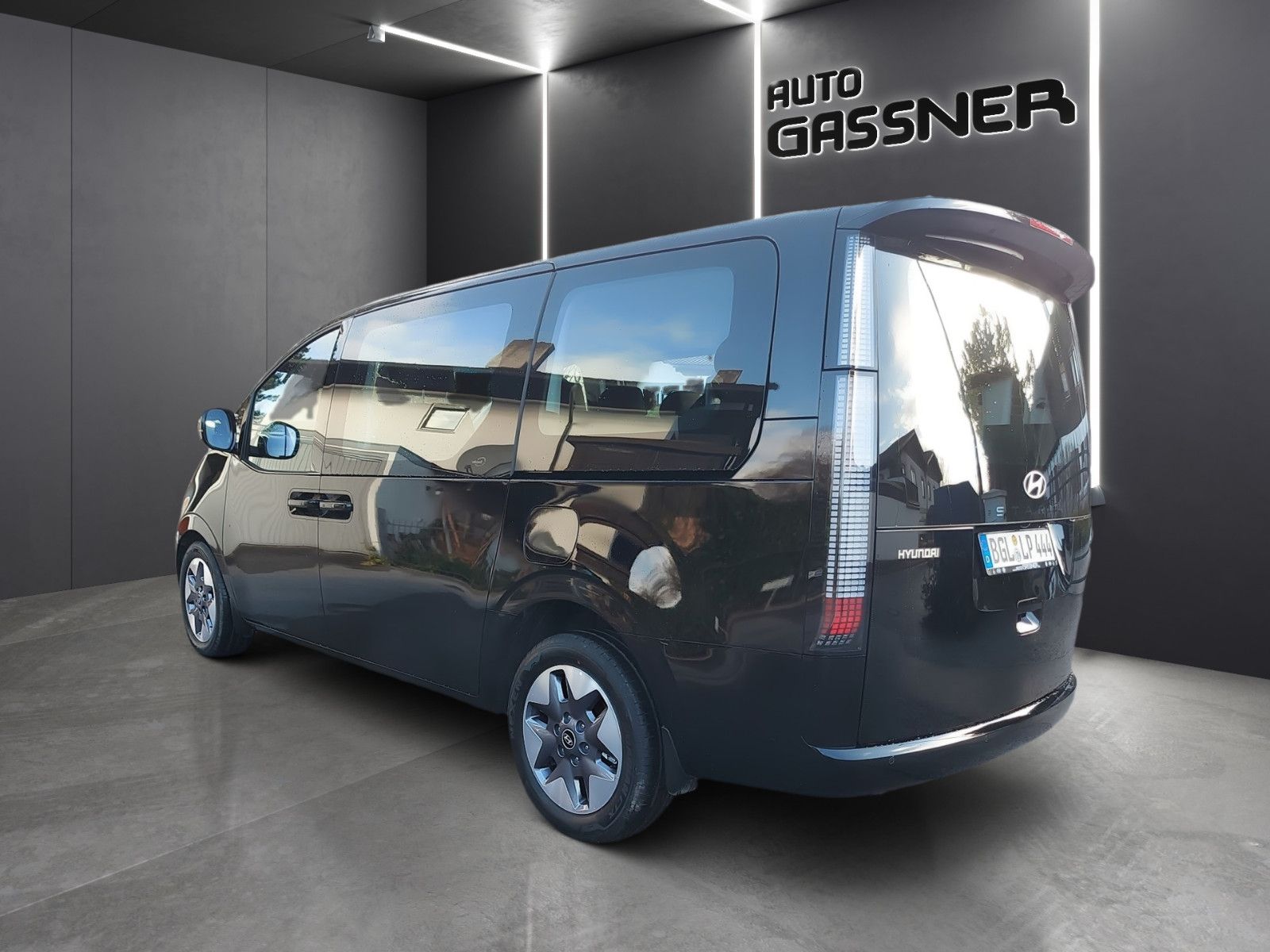 Fahrzeugabbildung Hyundai Staria Hybrid 225PS Trend 9-Sitzer Parkp. Easy-P