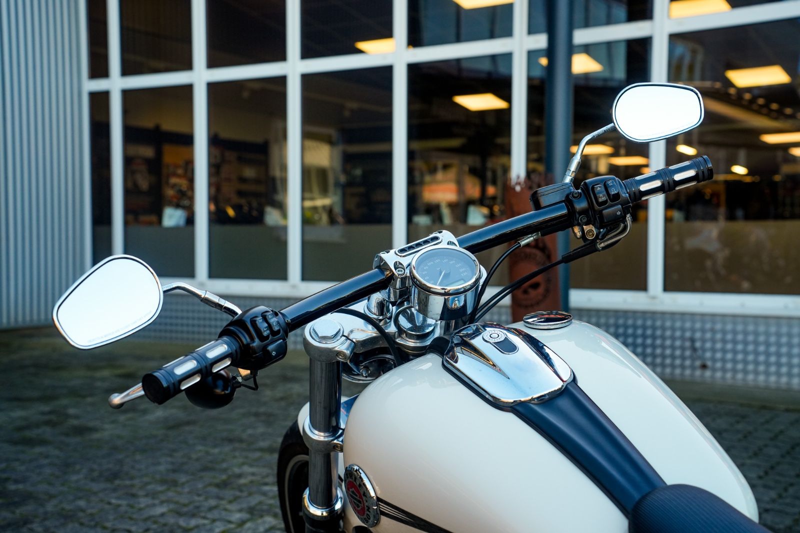 Fahrzeugabbildung Harley-Davidson FXSB Breakout 103 cui - Remus - Screamin' Eagle