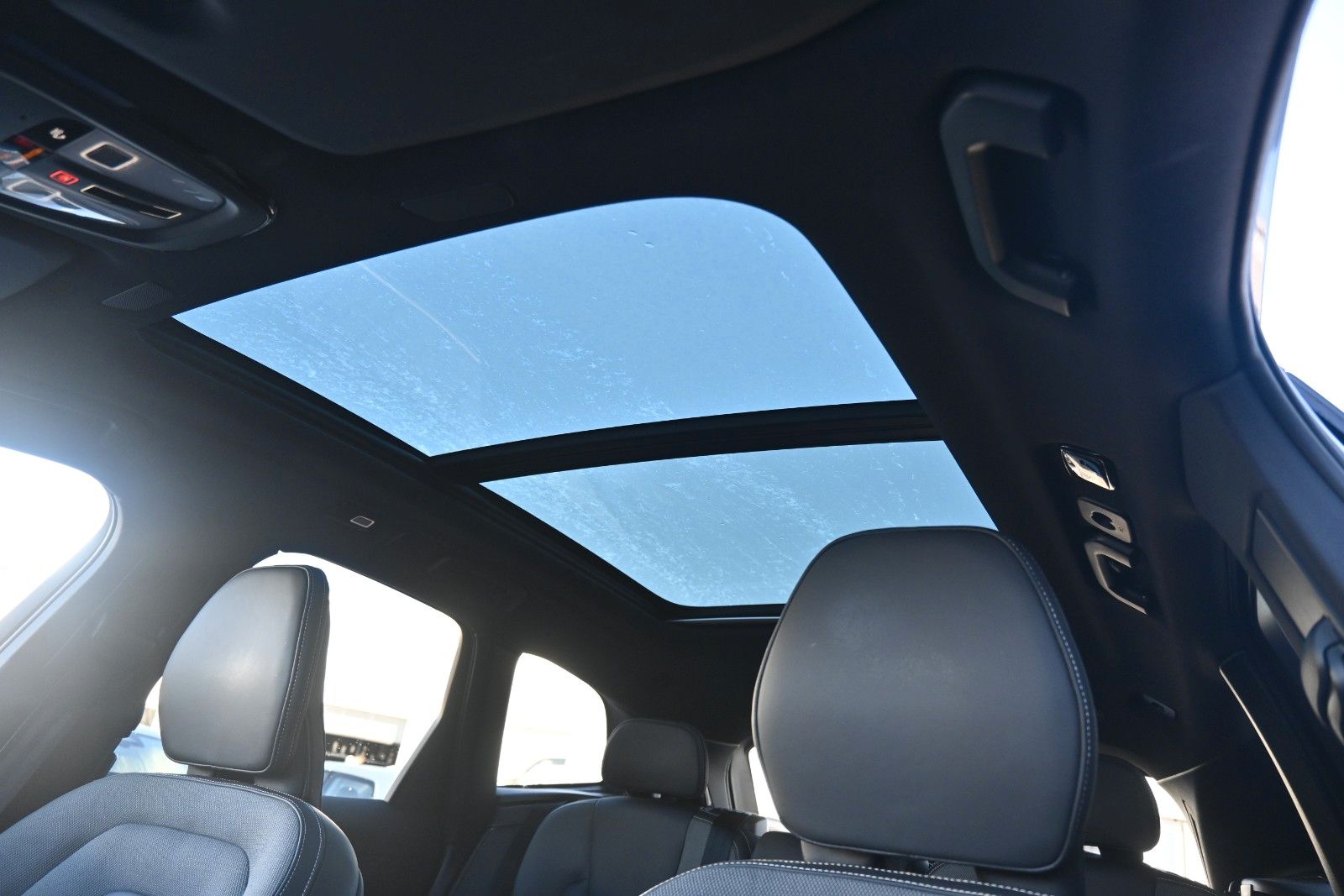 Fahrzeugabbildung Volvo XC60 B5 AWD Plus Black Edition*FSHZG*PANO*360°*