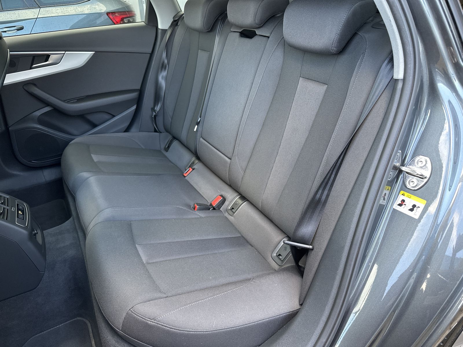 Fahrzeugabbildung Audi A4 Avant 40 TDI S-Line NAV+LED+PANO+DSP+19ZO+PP