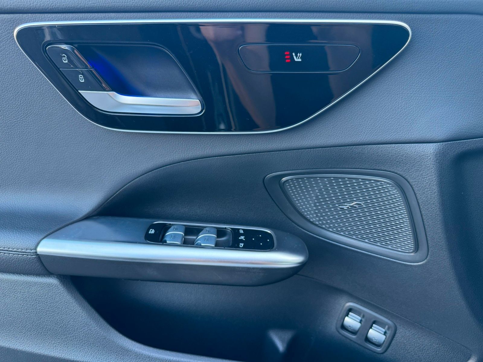 Fahrzeugabbildung Mercedes-Benz C 300e T Avantgarde AHK+Distr+Night+Ambiente+RFK
