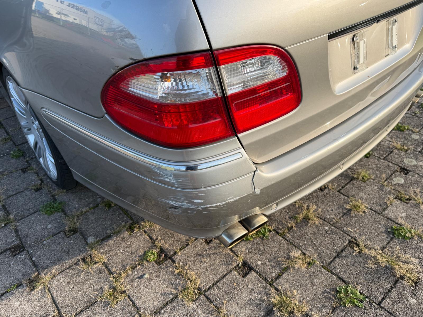 Mercedes-Benz E320 2006 — photo 22