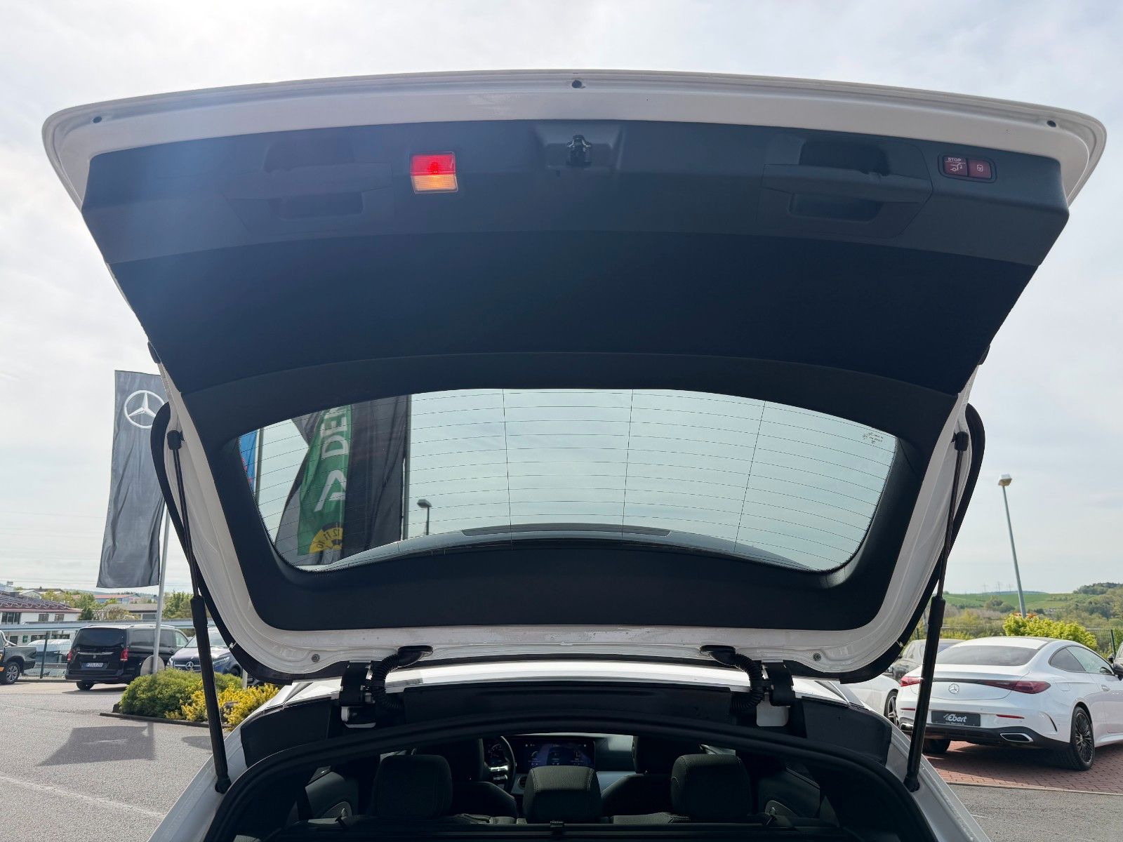 Fahrzeugabbildung Mercedes-Benz E 300e T AMG+Pano+Burm+Distr+HUD+360