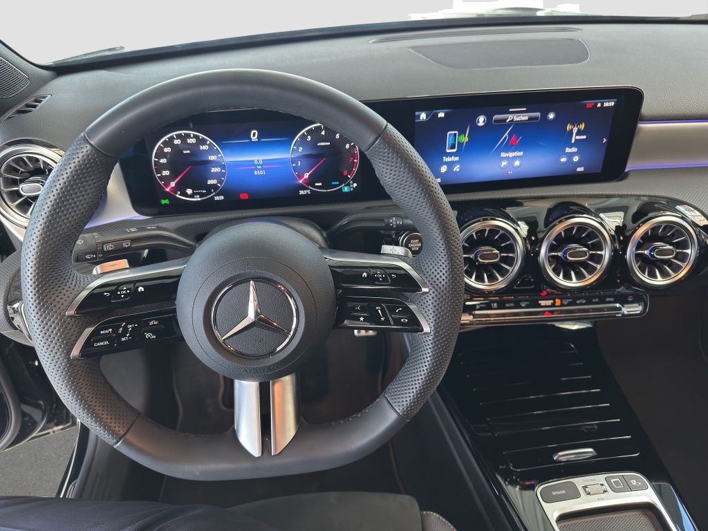 Fahrzeugabbildung Mercedes-Benz A 200 AMG Line AMG*Night*Navi*PDC*ParkAss*RFK