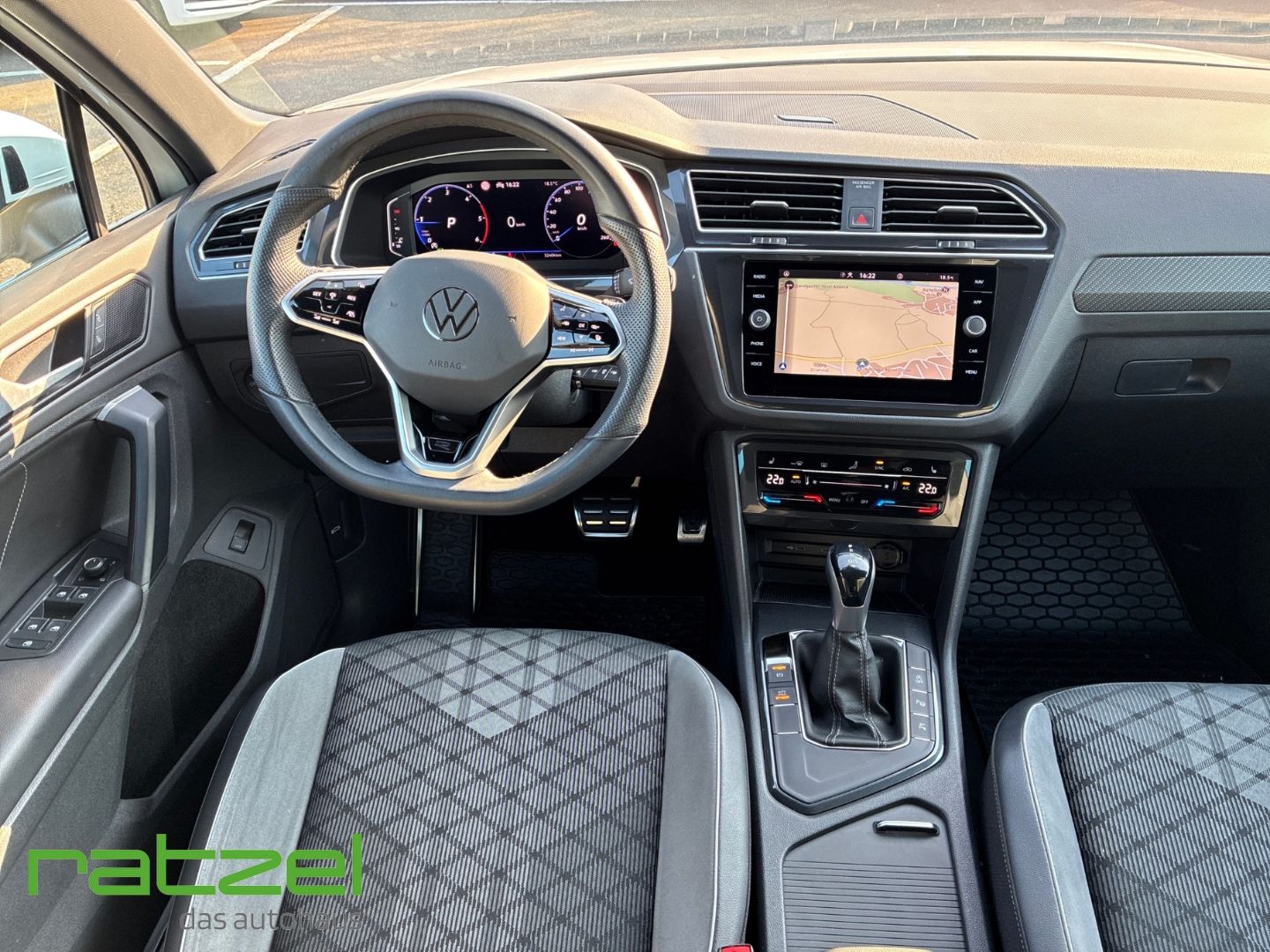 Fahrzeugabbildung Volkswagen Tiguan R-Line 2.0 TDI DSG AHK LED Matrix 360 Kam