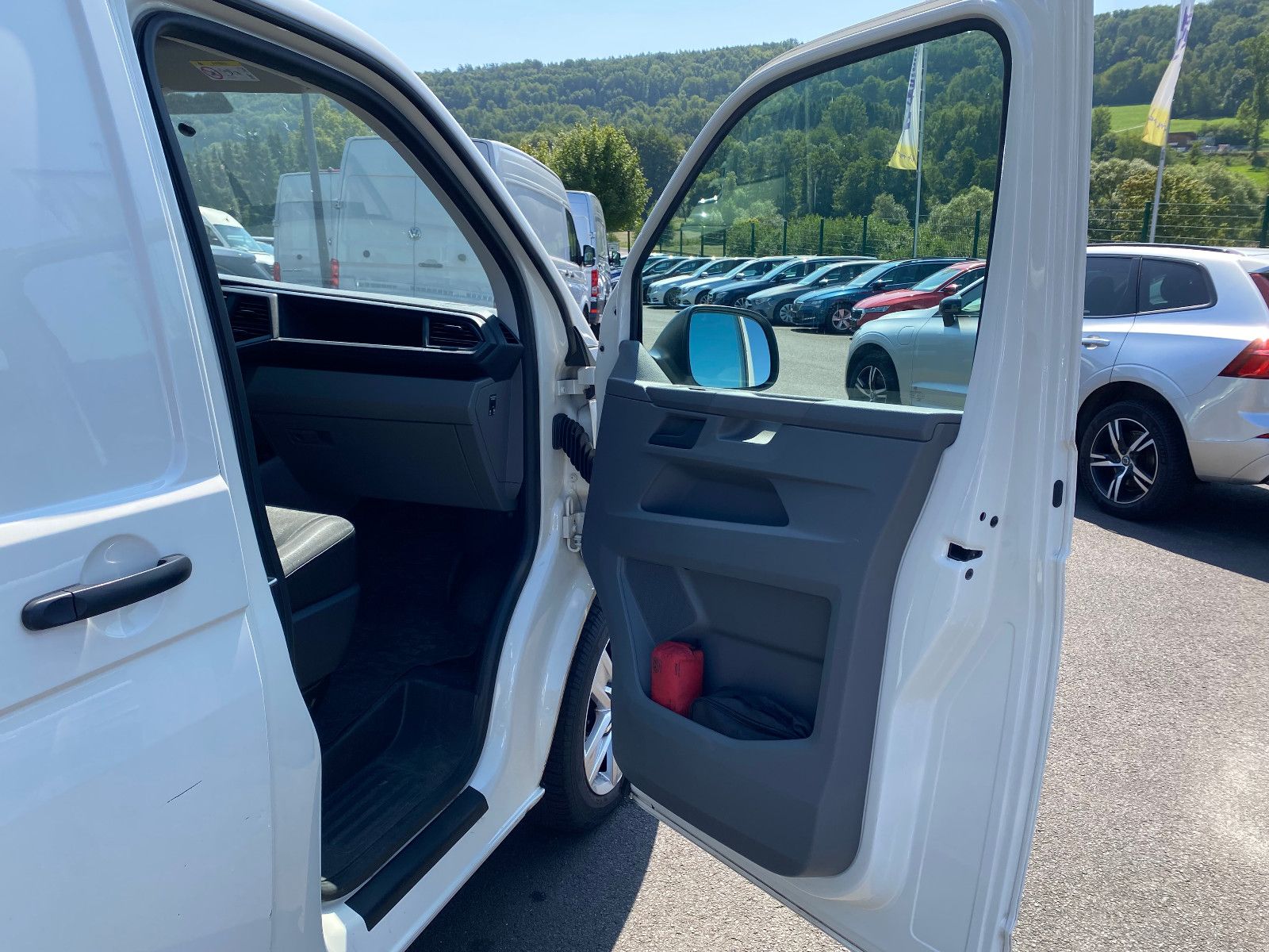 Fahrzeugabbildung Volkswagen T6.1 Transporter 2.0 TDI DAB Seitenwindassistent
