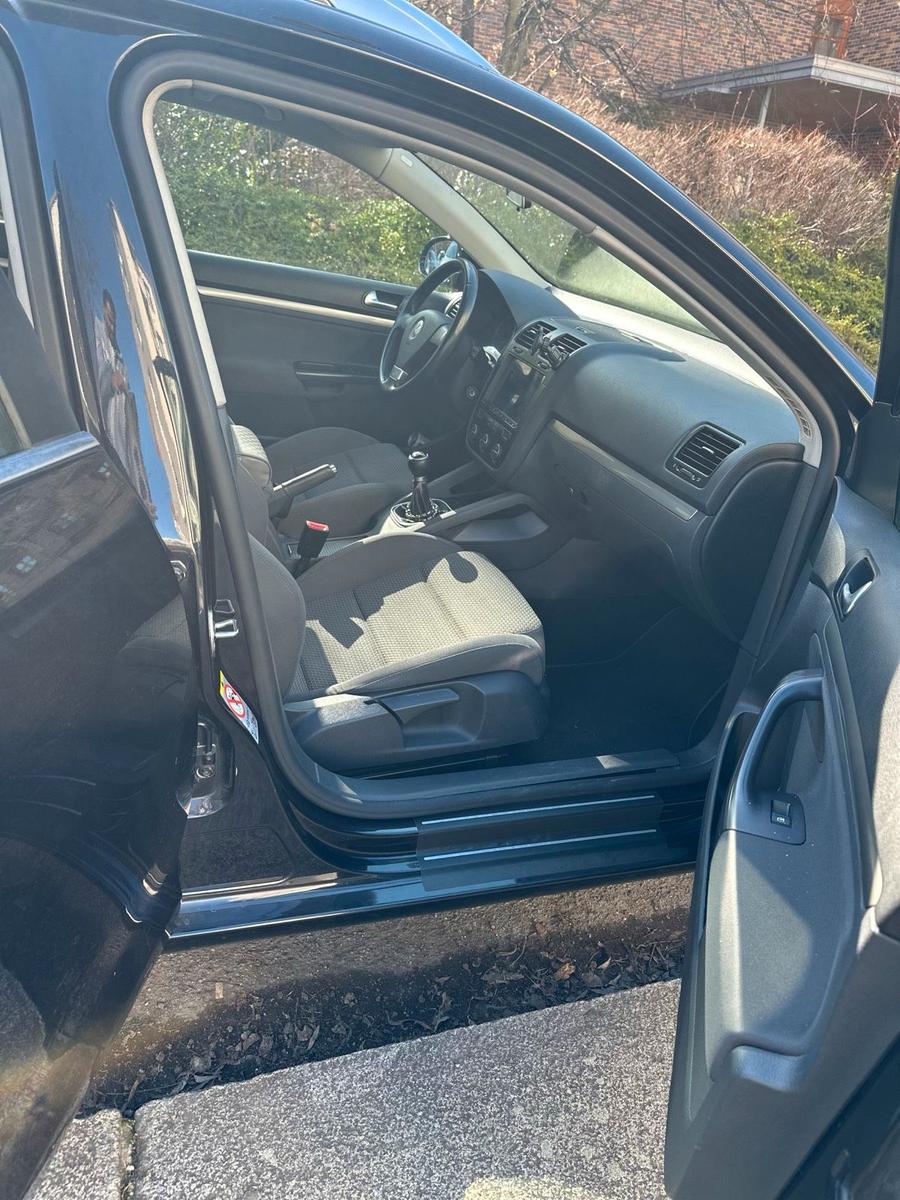 Volkswagen Golf 2009 — interior