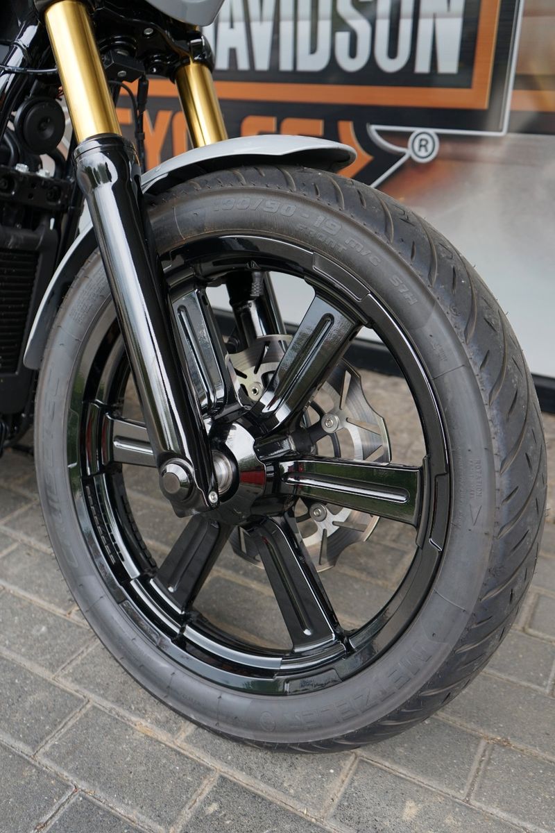 Fahrzeugabbildung Harley-Davidson Softail Street Bob 114 CLUBSTYLE Öhlins Zard DON