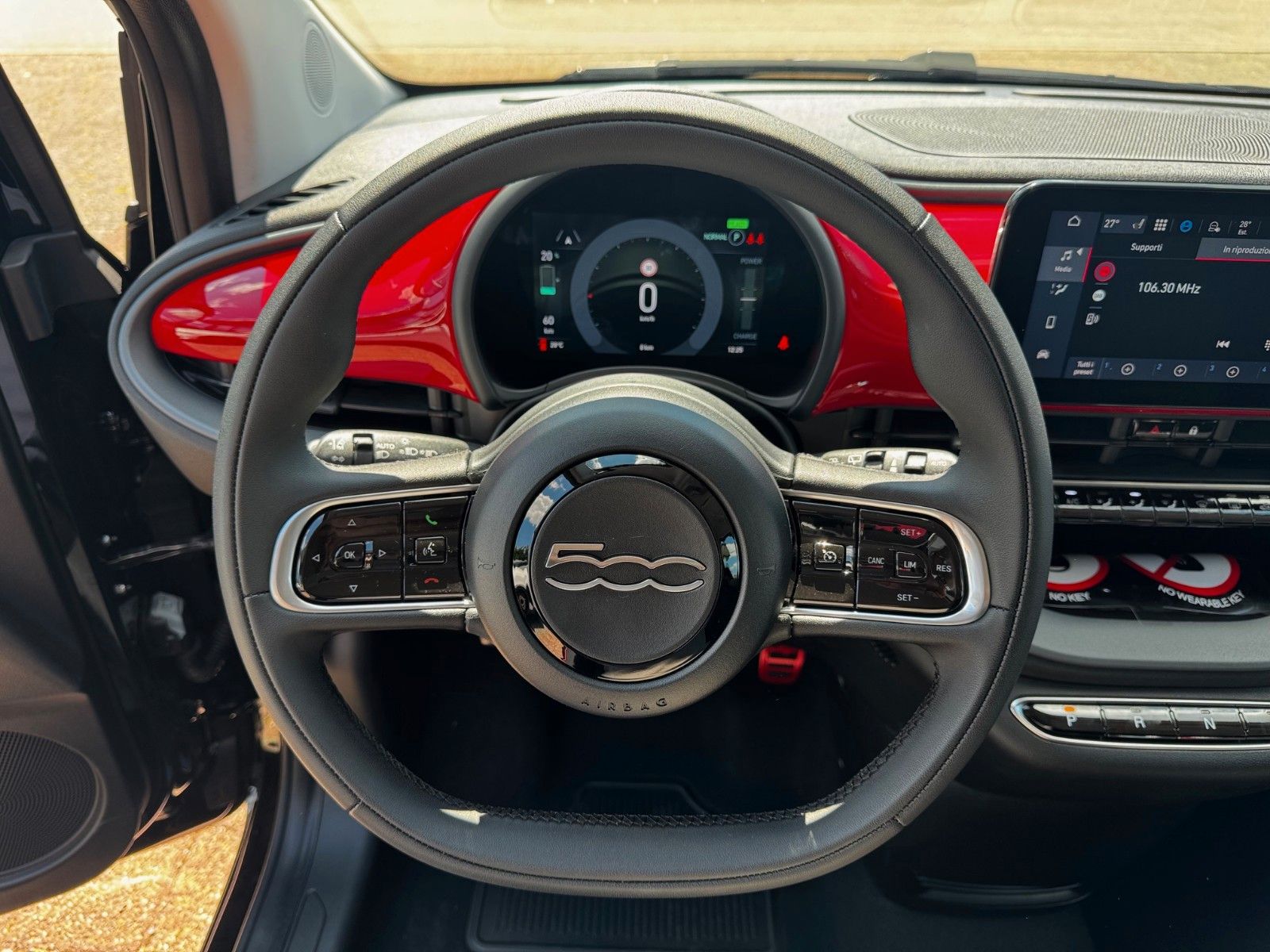 Fahrzeugabbildung Fiat 500e Hatchback MY25-RED 42kWh Kamera Sitzheizung