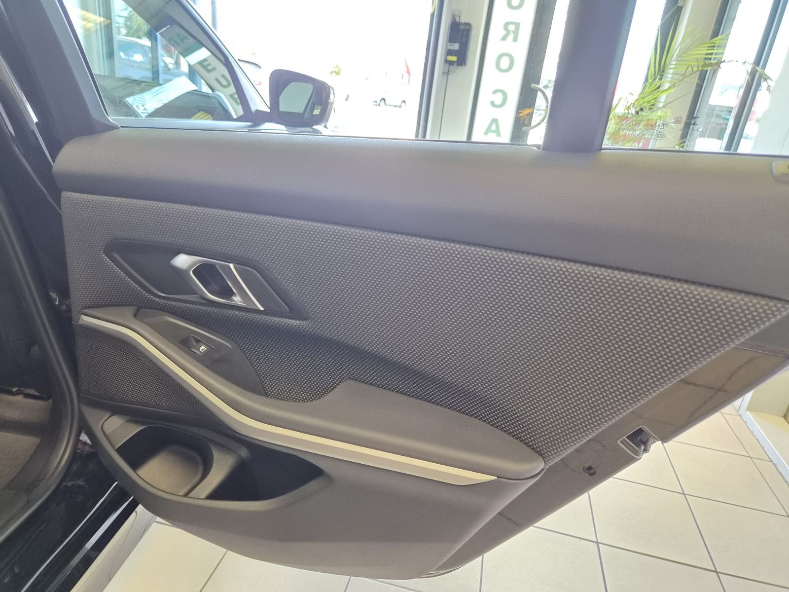 Fahrzeugabbildung BMW 330 e Advantage / NAVI / KLIMA / Garantie