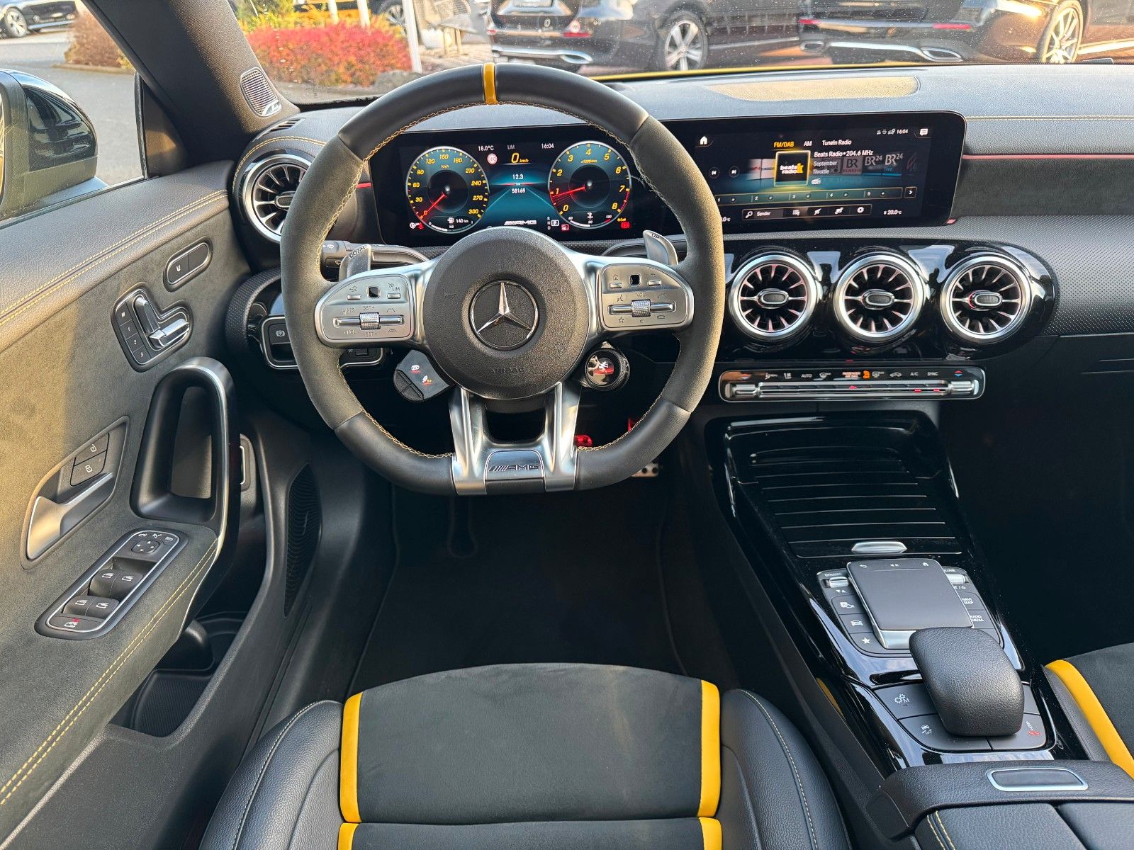 Fahrzeugabbildung Mercedes-Benz CLA 45 AMG+Aerodynamic+Pano+Burm+Multikontur+